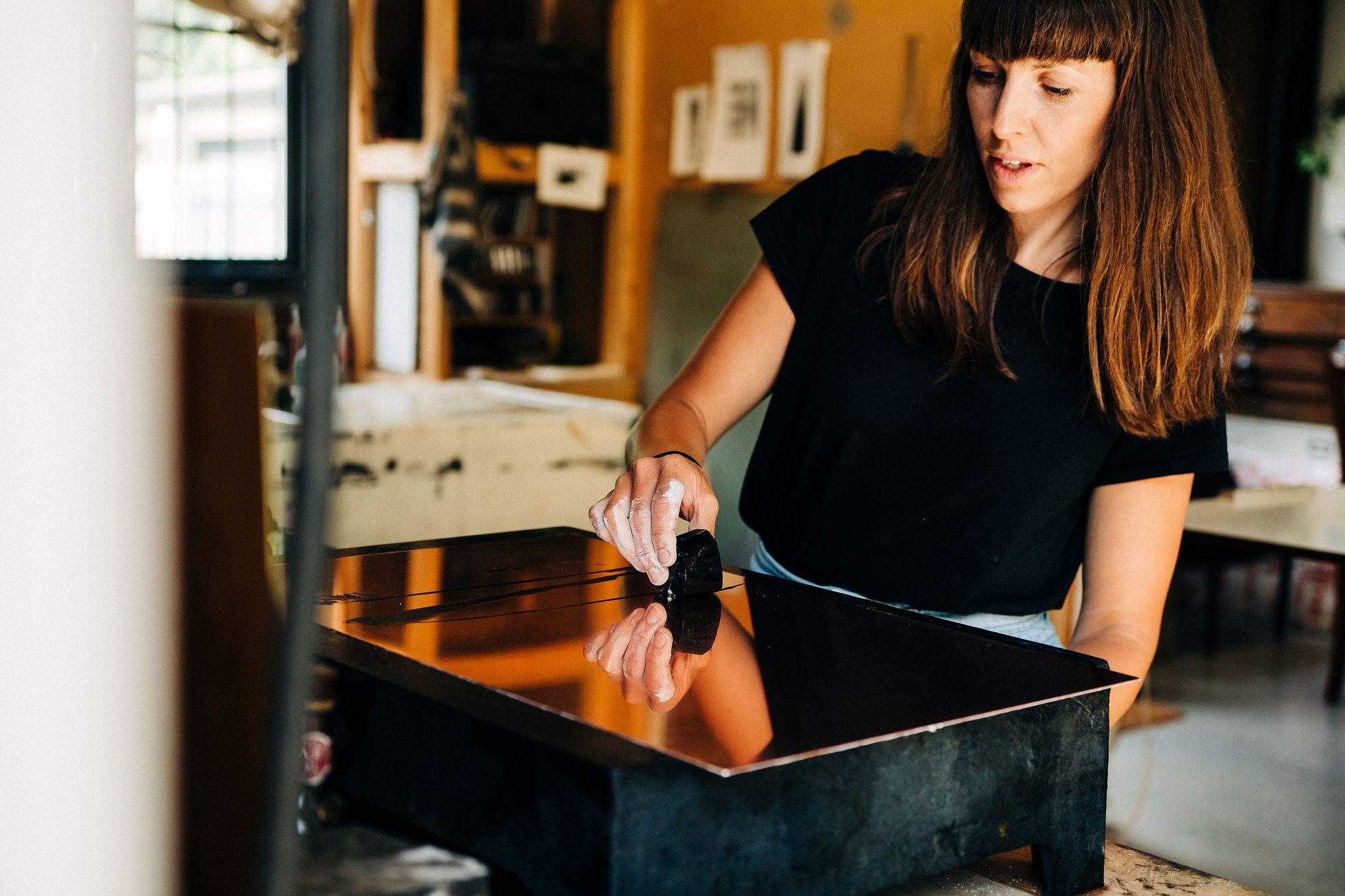 Jemma Gunning färbt eine Kupferplatte in ihrem Atelier ein. Foto: Alex Sedgmond