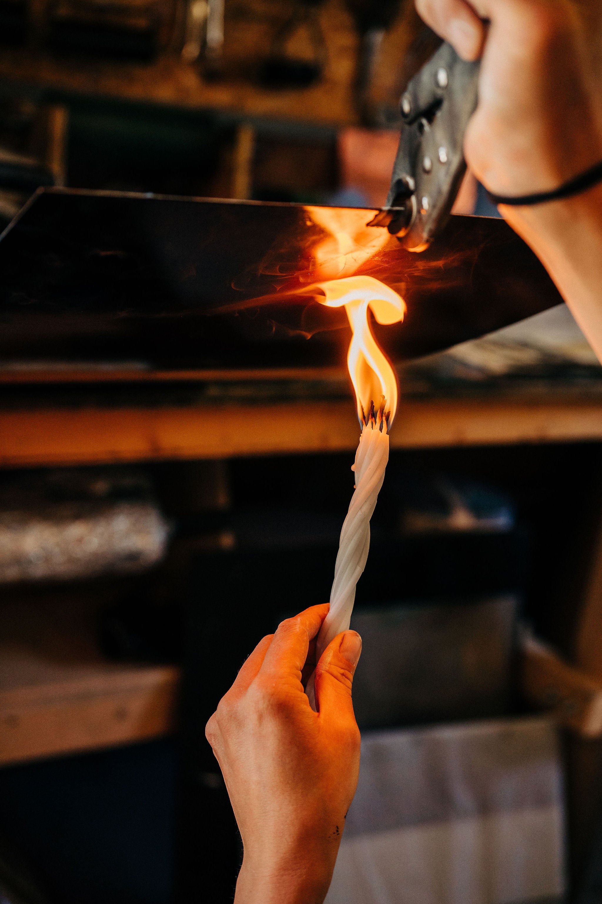 Jemma Gunning haelt eine Kupferplatte ueber eine Flamme, Russgrund-Vorbereitung. Foto: Alex Sedgmond