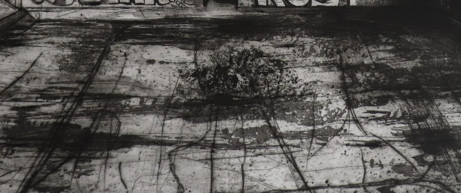 Detail: Detail der reflektierenden Bodenfläche mit Linienkratzern und dunkler Spritzerzone unter einem Graffiti-Band.