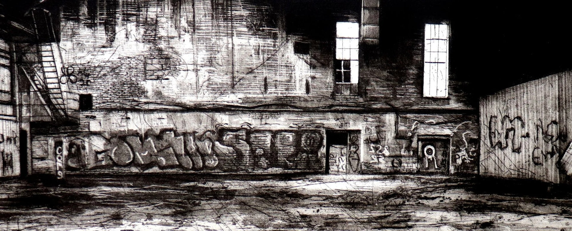 Detail: Detail einer Industriefassade mit Fenstern und Graffiti-Schriftzügen entlang der unteren Wandhälfte.