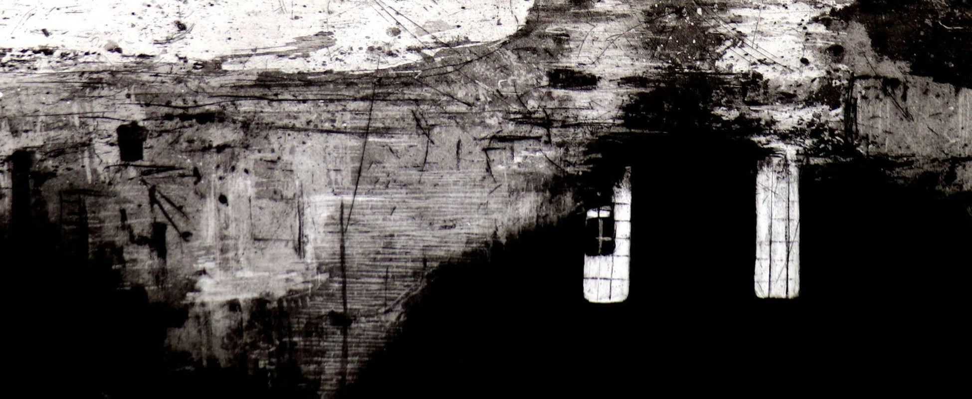 Detail: Detail eines reflektierenden Bodens mit Spiegelung von zwei Fenstern auf nasser Fläche.