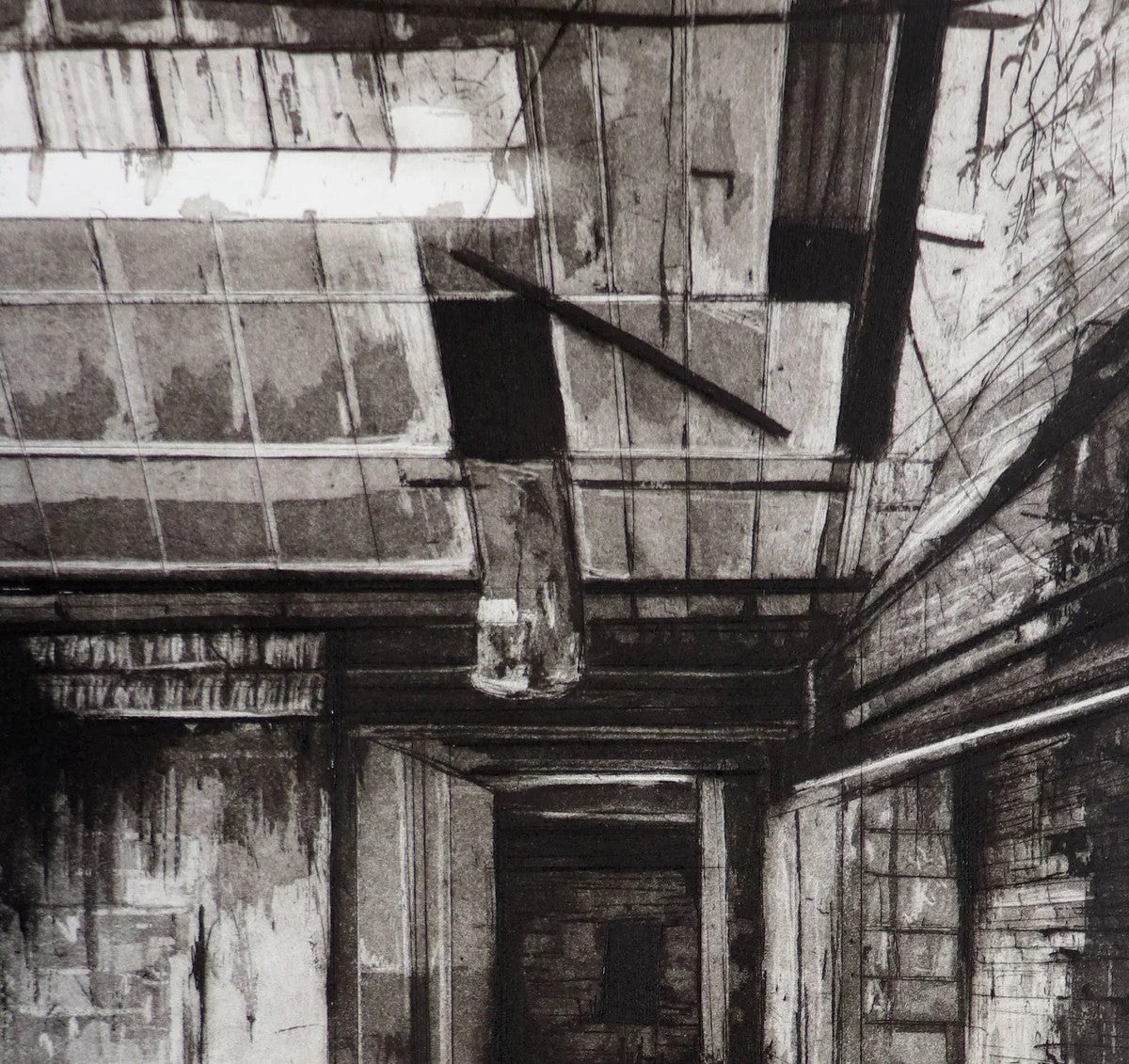 Gerahmte Radierung "Robinson and Sons" von Jemma Gunning – Detail eines Glasdach-Innenraums mit Sparren, herabhängendem Lüftungsschacht und perspek.