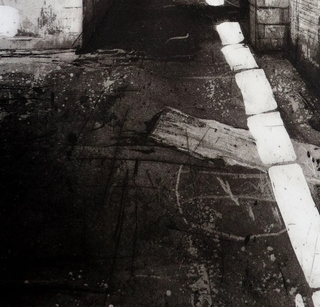 Detail: Detail des Bodens mit Steinblockreihe rechts, gestürztem Holzbrett und Linienkritzeln auf dunklem Grund.