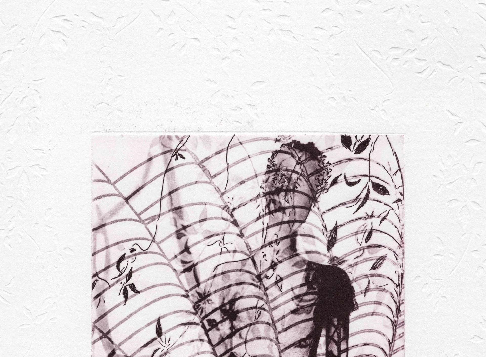 Detail: Detailausschnitt mit gestreiften Flügelformen und filigranen Blütenzweigen.