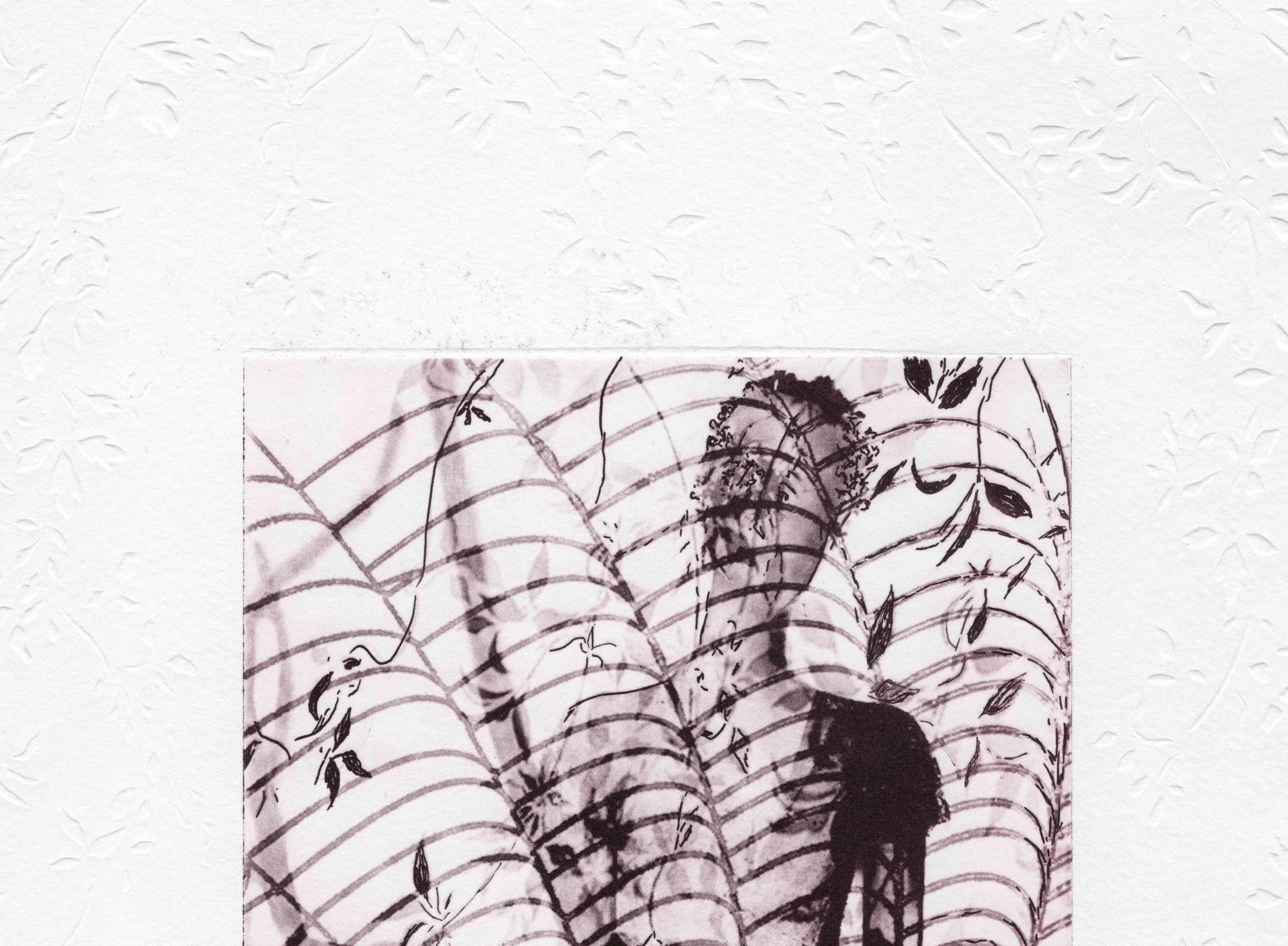 Detail: Detailausschnitt mit gestreiften Flügelformen und filigranen Blütenzweigen.