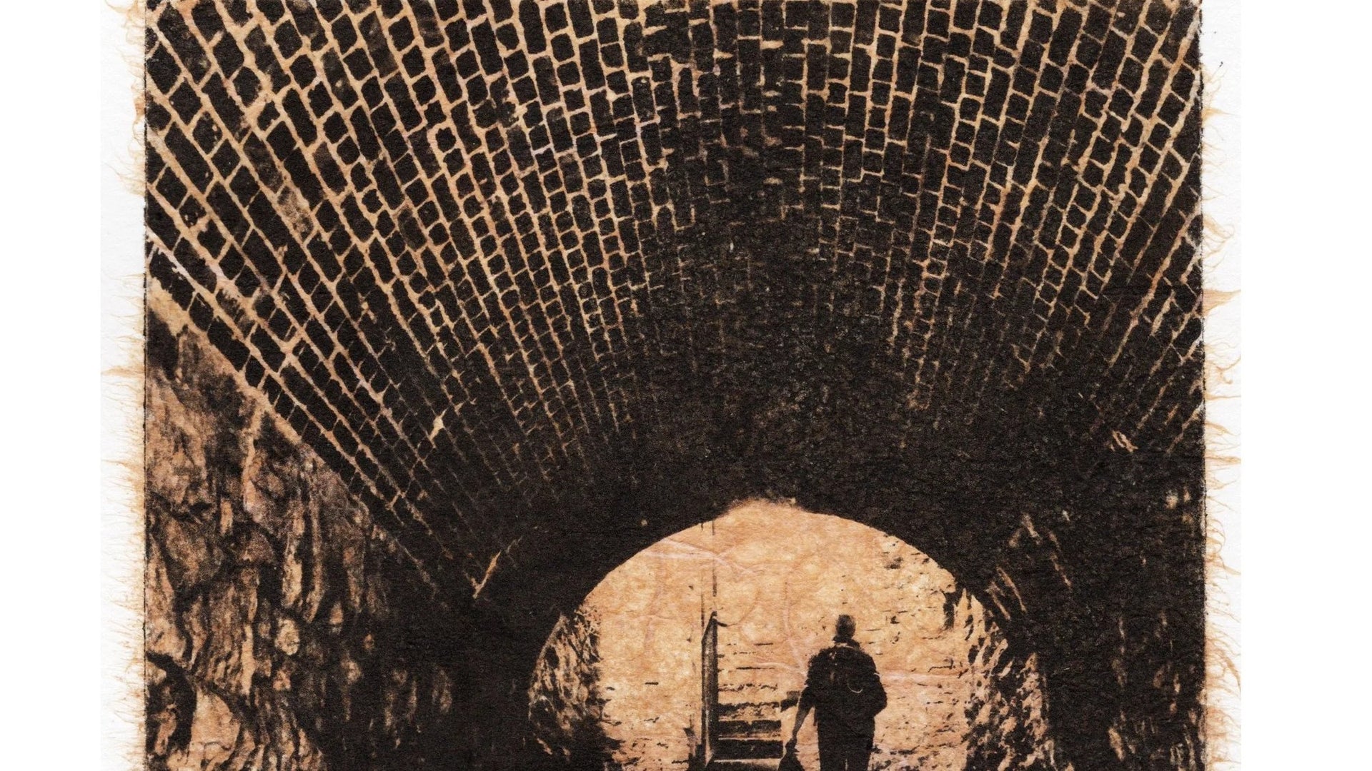 Detail: Person mit Tasche steigt eine Treppe in einem gepflasterten Tunnelgewölbe hinauf. Radierung "Unexpected Discovery" von Michelle Hinshelwood.