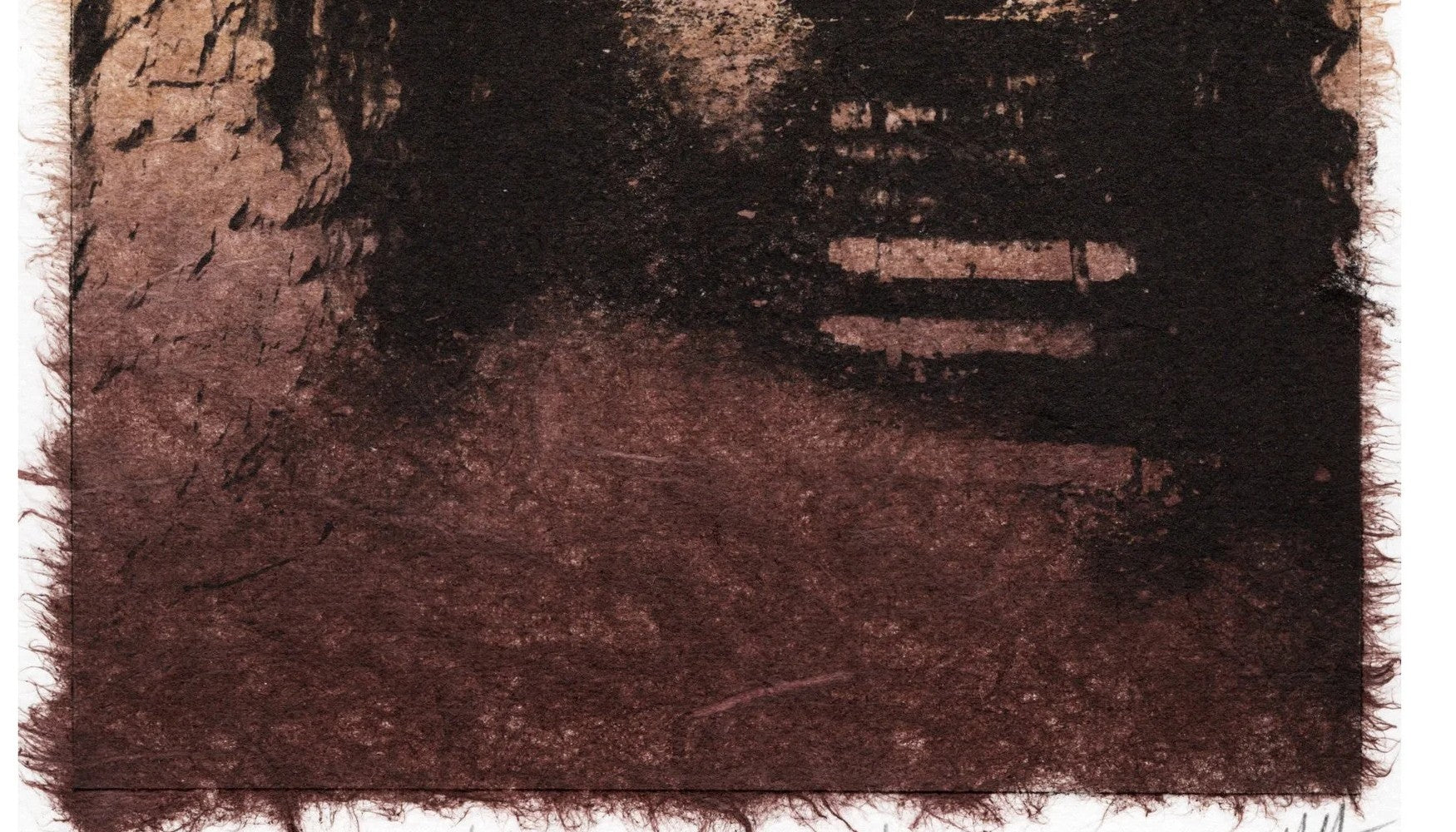 Detail: Detailausschnitt mit Felswand und vergitterten Fensteröffnungen auf Faserpapier. Radierung "Unexpected Discovery" von Michelle Hinshelwood.