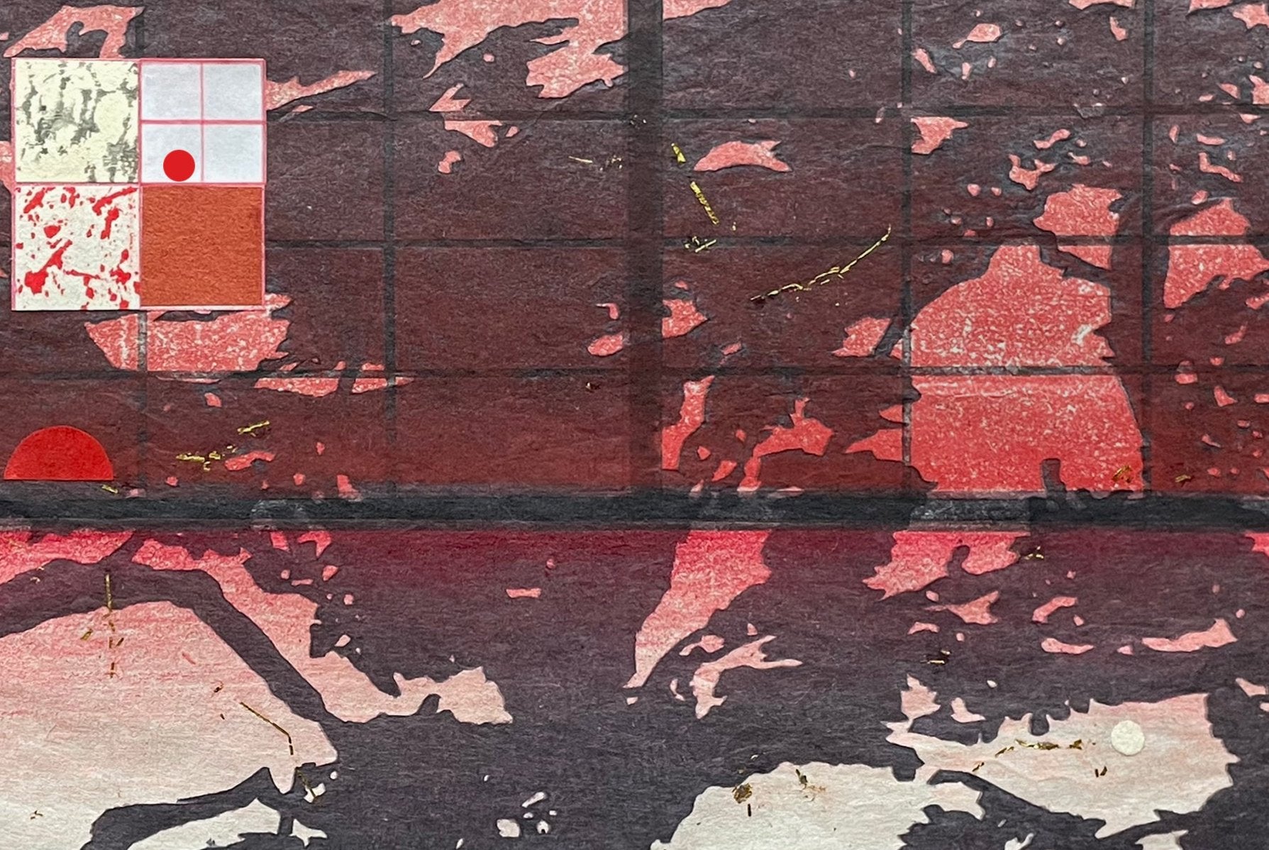 Detail: Detail mit Baumsilhouetten über rotem Rasterfeld und Collagequadrat mit rotem Punkt links oben. Mokuhanga "TTT_02" von Inga Eičaitė.