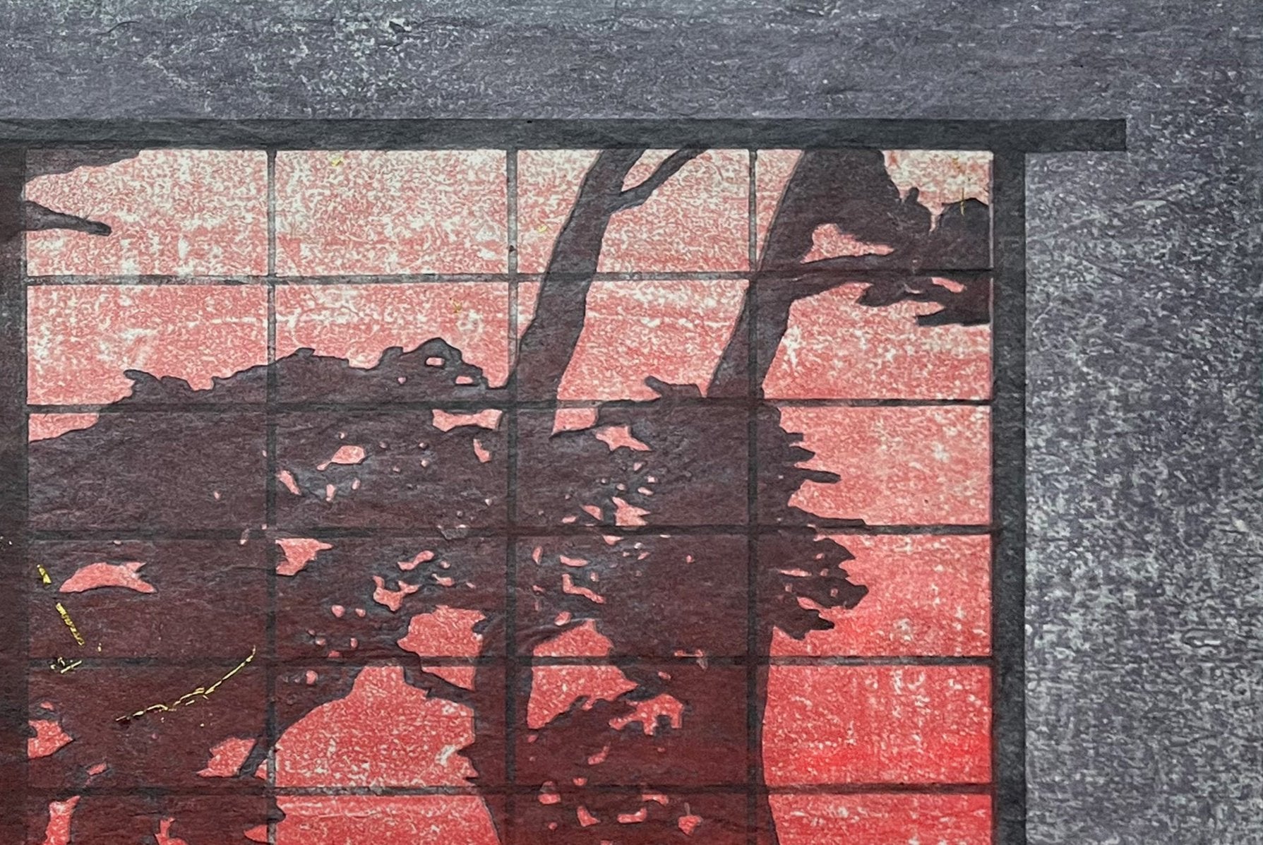 Detail: Detail einer Baumsilhouette vor rotem Rasterhintergrund mit dunklem Rahmen. Mokuhanga "TTT_02" von Inga Eičaitė.