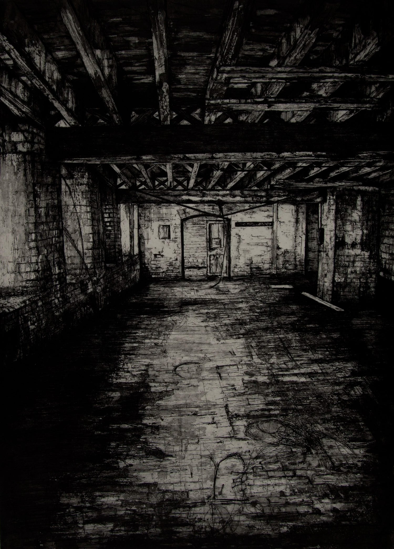 Gerahmte Radierung "Basement" von Jemma Gunning – Leerer Kellerraum mit Backsteinwänden, offener Balkendecke und Türen am hinteren Ende, in Schwarz.