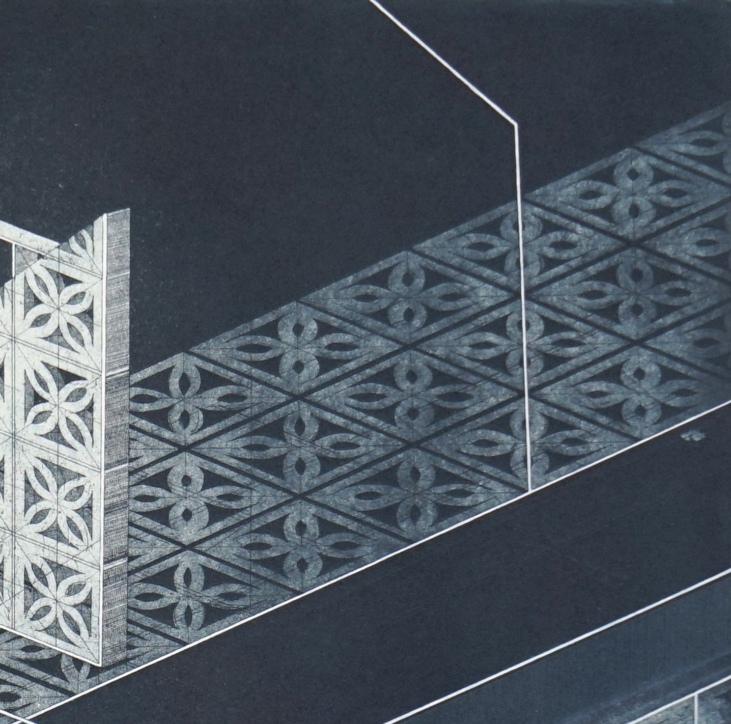 Detail: Ausschnitt mit Rautenraster aus runden Blüten-Mustern auf dunklem Grund. Handkolorierte Radierung "Carnwath Avenü" von Bronwen Sleigh RSA.