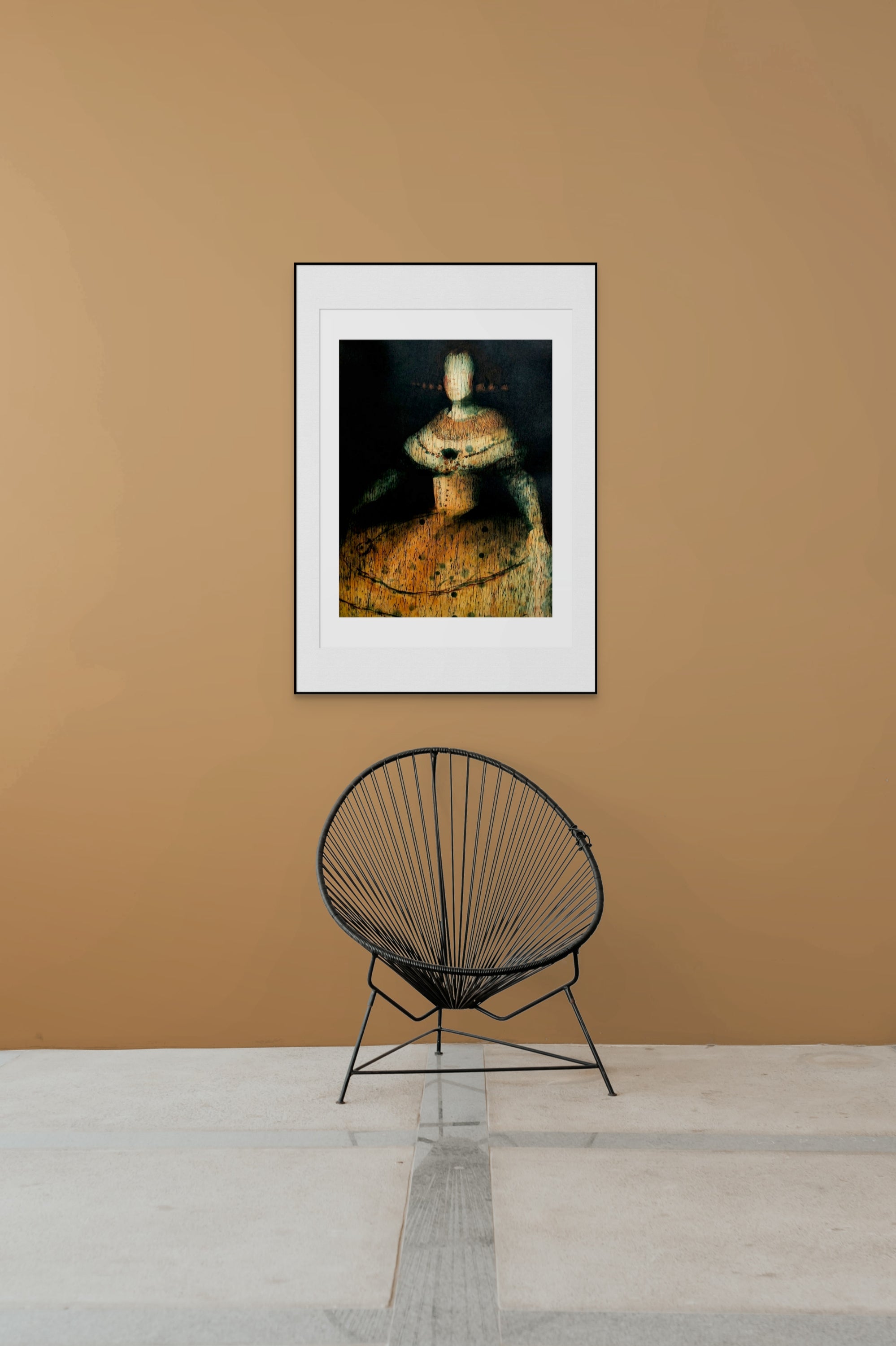 Gerahmte Radierung "Infanta" von Stephen Lawlor – Gerahmtes Figurenbild an ockerfarbener Wand über schwarzem Drahtsessel, ca. 50 x 66 cm.