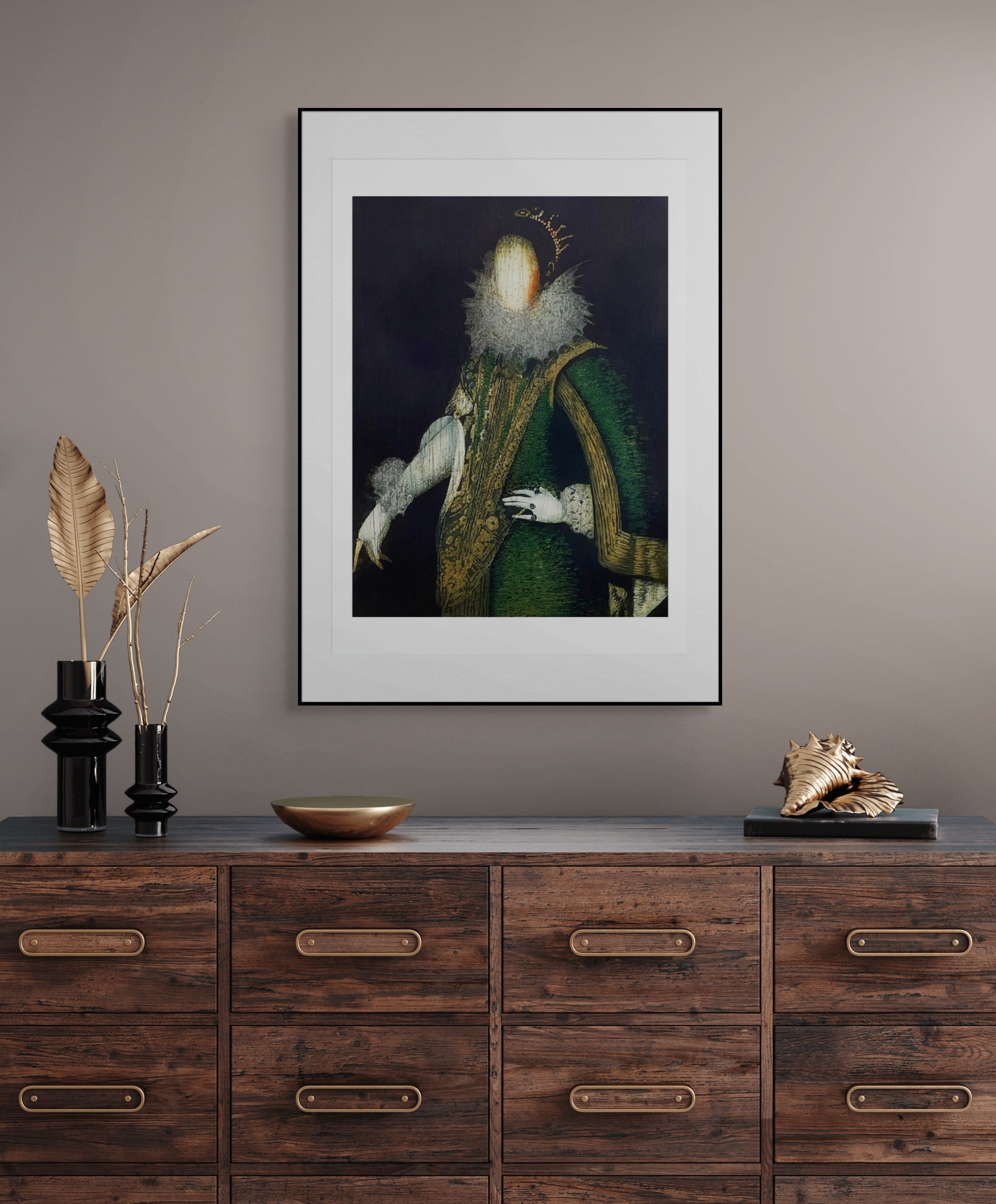 Gerahmte Radierung "Juana" von Stephen Lawlor – Gerahmtes Figurenbild an hellbeiger Wand über Holzkommode mit Dekoobjekten, ca. 45 x 60 cm.