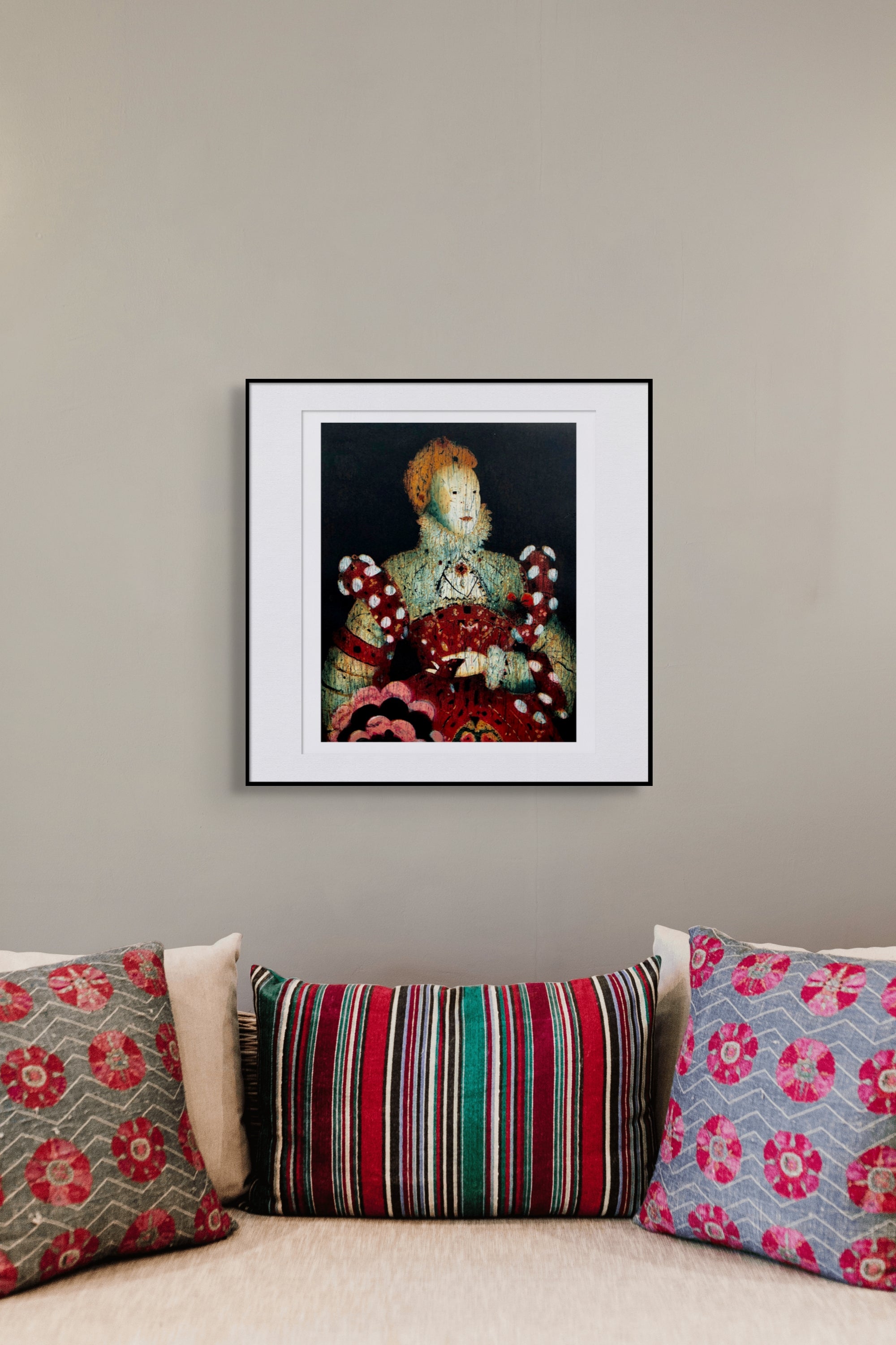 Gerahmte Radierung "And England's Dreaming" von Stephen Lawlor – Gerahmtes Frauenportrait über Couch mit gemusterten Kissen an grauer Wand.