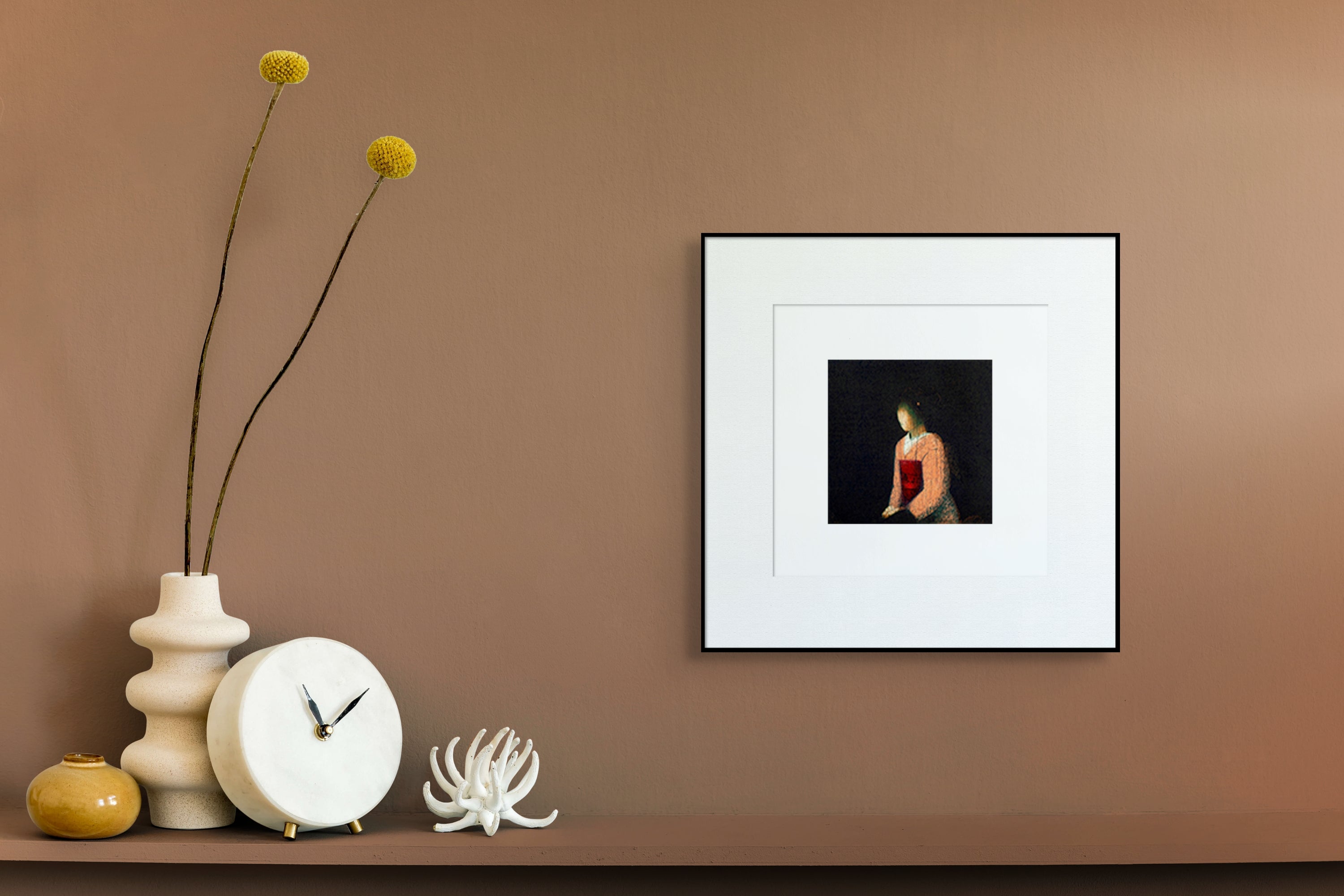 Gerahmte Radierung "Kawako" von Stephen Lawlor – Gerahmtes kleines Bild an braungetönter Wand neben Vase mit gelben Trockenblumen und weißer Tis.