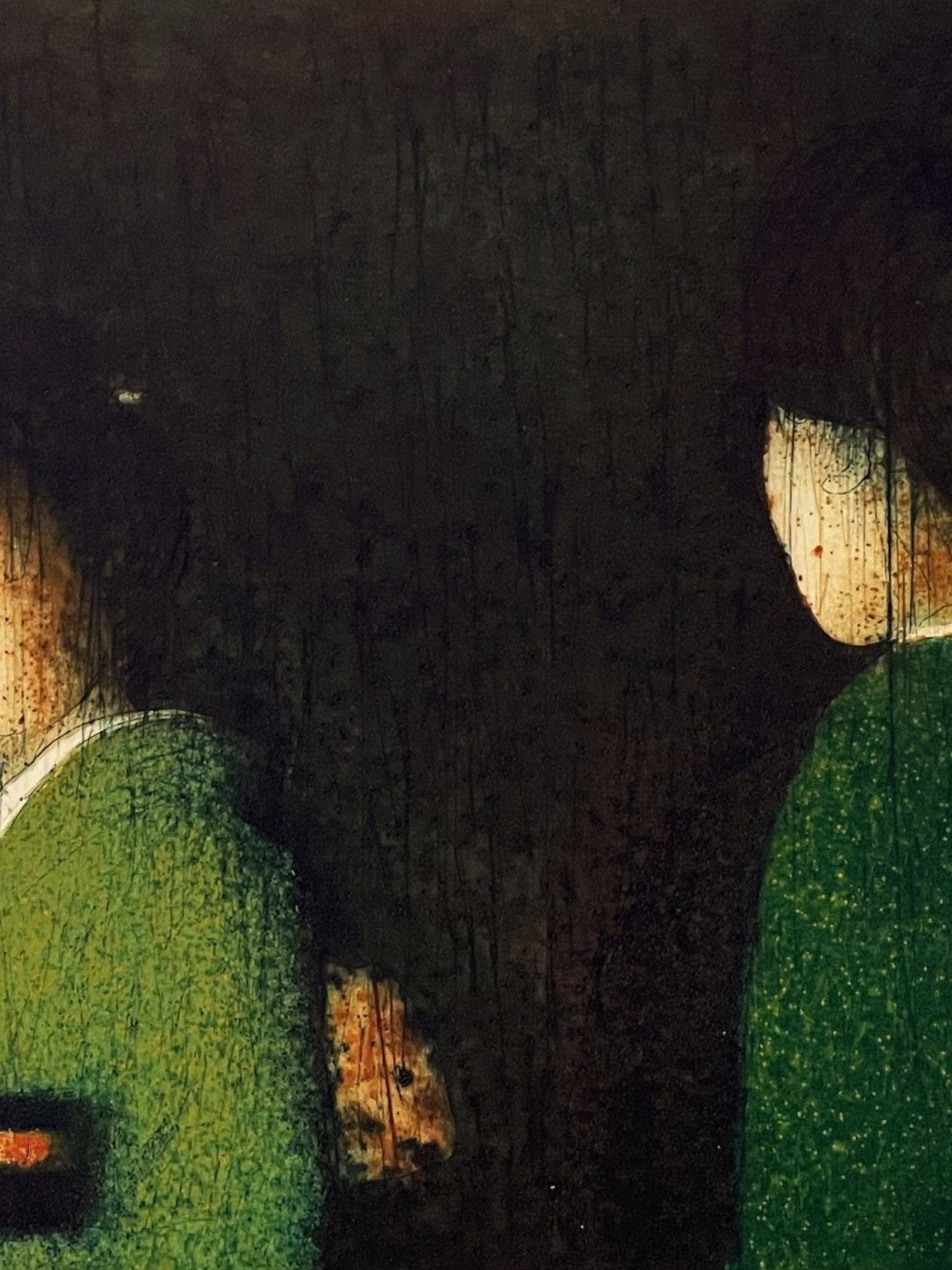 Detail: Ausschnitt zweier abgewandter Figuren in grünen Gewändern vor dunklem Hintergrund. Radierung "Heart of the Night" von Stephen lawlor RE.