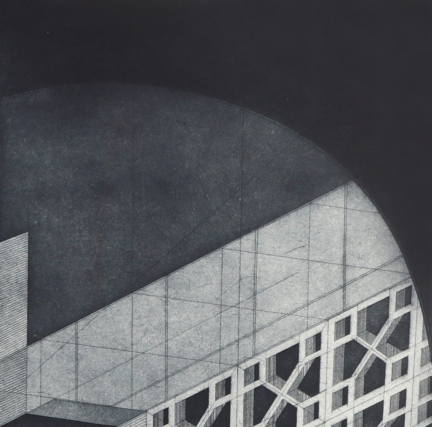 Detail: Ausschnitt mit geschwungener heller Fläche und perforierter Wand vor schwarzem Grund. Radierung "Kintore Road" von Bronwen Sleigh RSA.