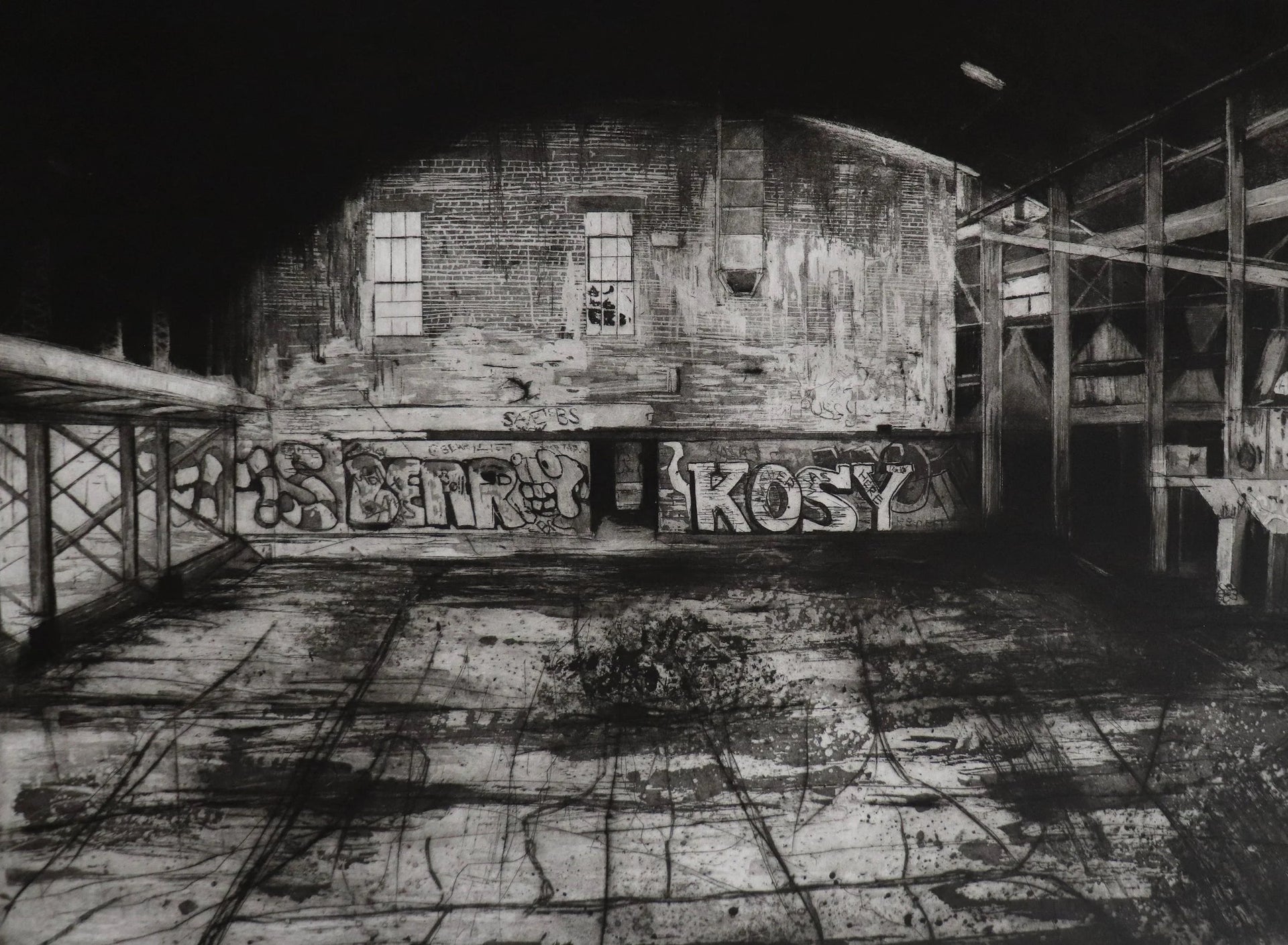 Verlassene Industriehalle mit graffitibeschmierter Backsteinfassade und. Radierung "Permanite Asphalt Works II" von Jemma Gunning.