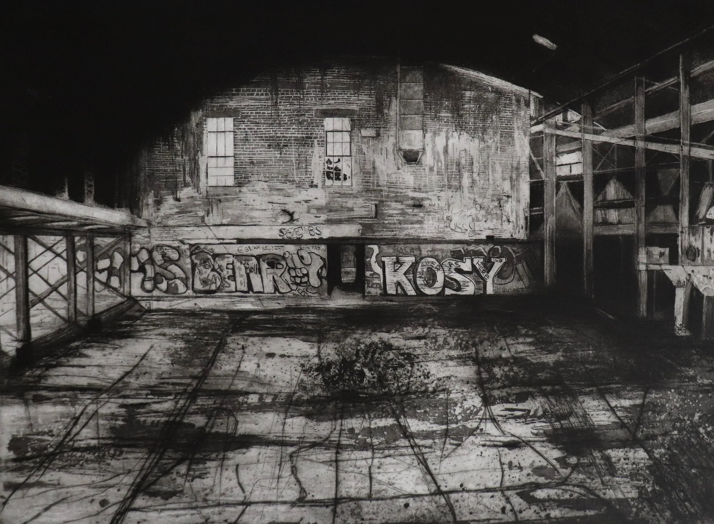 Verlassene Industriehalle mit graffitibeschmierter Backsteinfassade und. Radierung "Permanite Asphalt Works II" von Jemma Gunning.