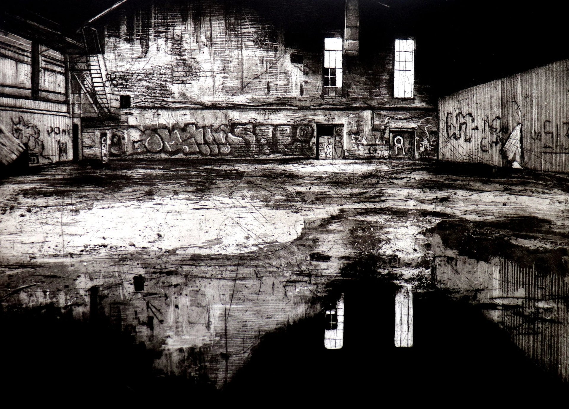Gerahmte Radierung "Permanite Asphalt Works III" von Jemma Gunning – Verlassener Industriehof mit Graffiti an der Wand und Pfützen-Spiegelung der Fe.