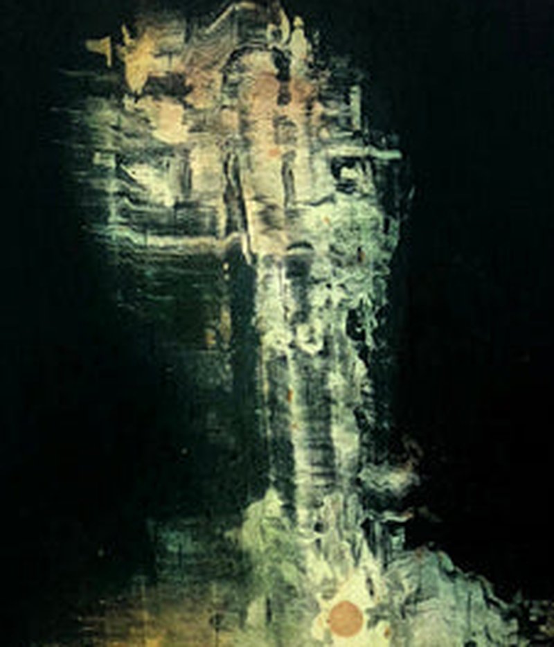 Detail: Detail einer stehenden Gestalt mit lasiertem hellen Körper, vertikale Spuren und ein oranger Punkt am unteren Rand.