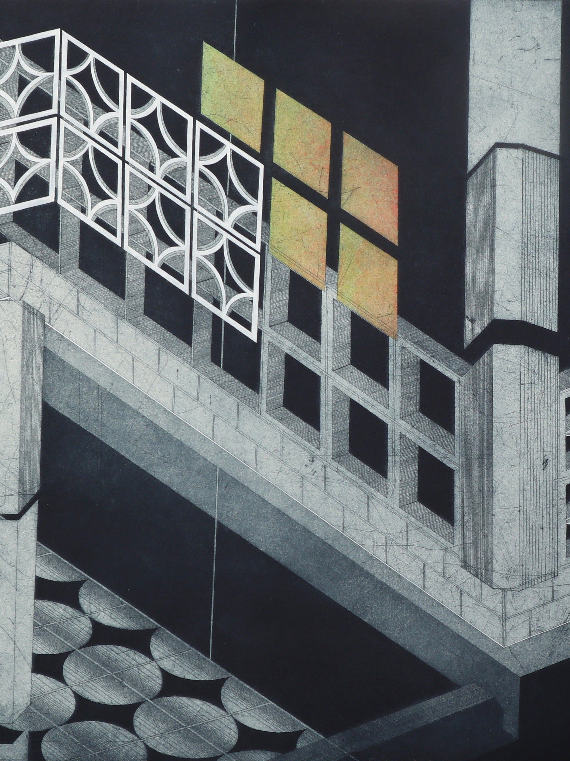Detail: Ausschnitt mit Brüstungs-Lochstein, leuchtenden Fenstern und Pfeiler. Handkolorierte Radierung "Sinclair Drive" von Bronwen Sleigh RSA.