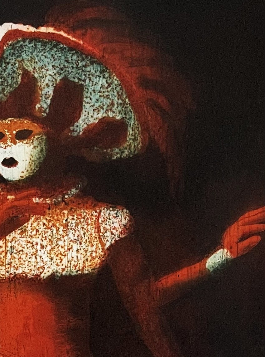 Detail: Detail von Maske, Federhut und Schulterpartie der maskierten Figur in Rot, Weiß und türkisem Spritzdekor.
