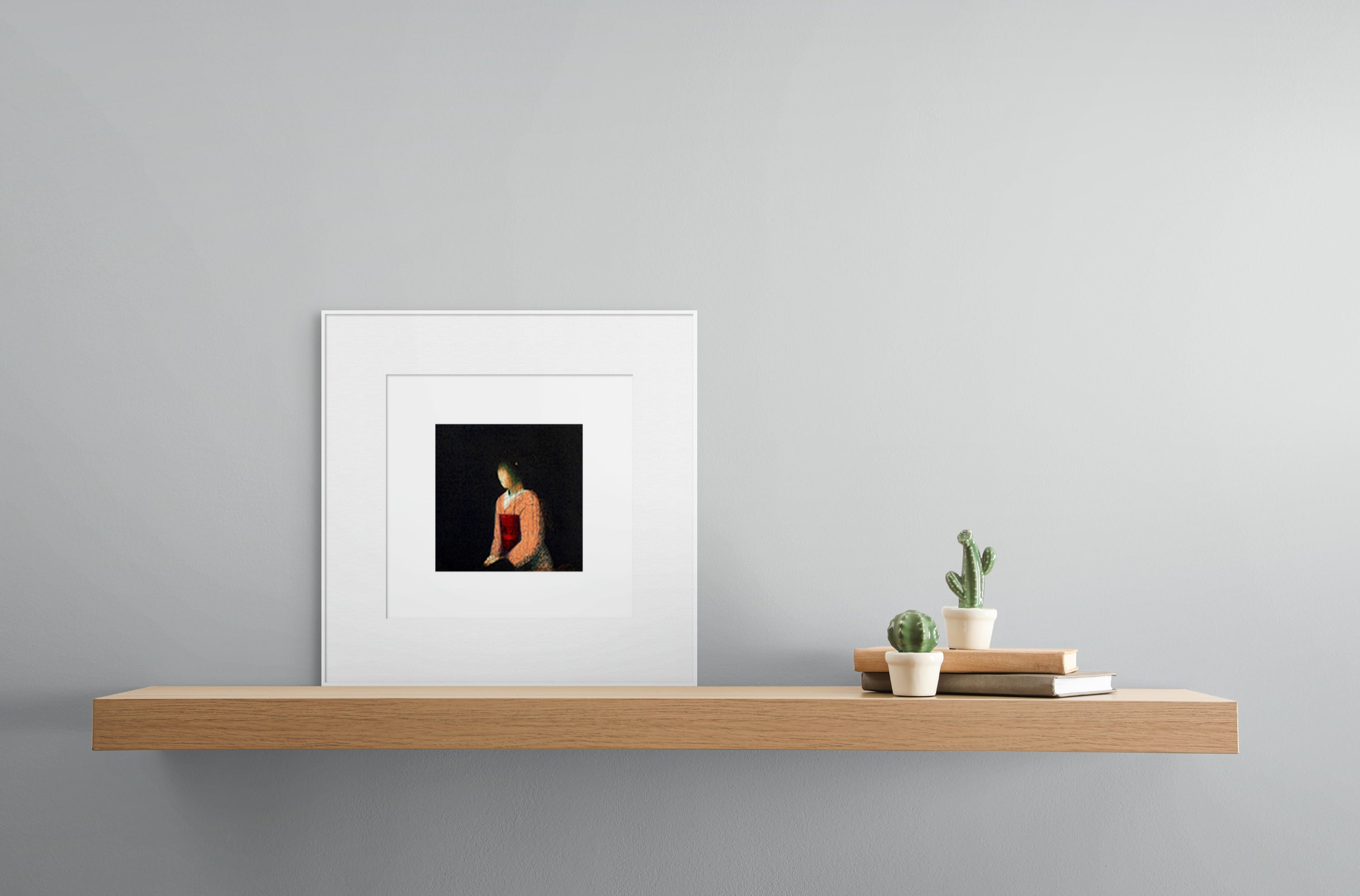 Gerahmte Radierung "Kawako" von Stephen Lawlor – Gerahmtes kleines Bild auf Holz-Wandboard neben Kakteen in Tontöpfen und Bücherstapel, graue Wa.
