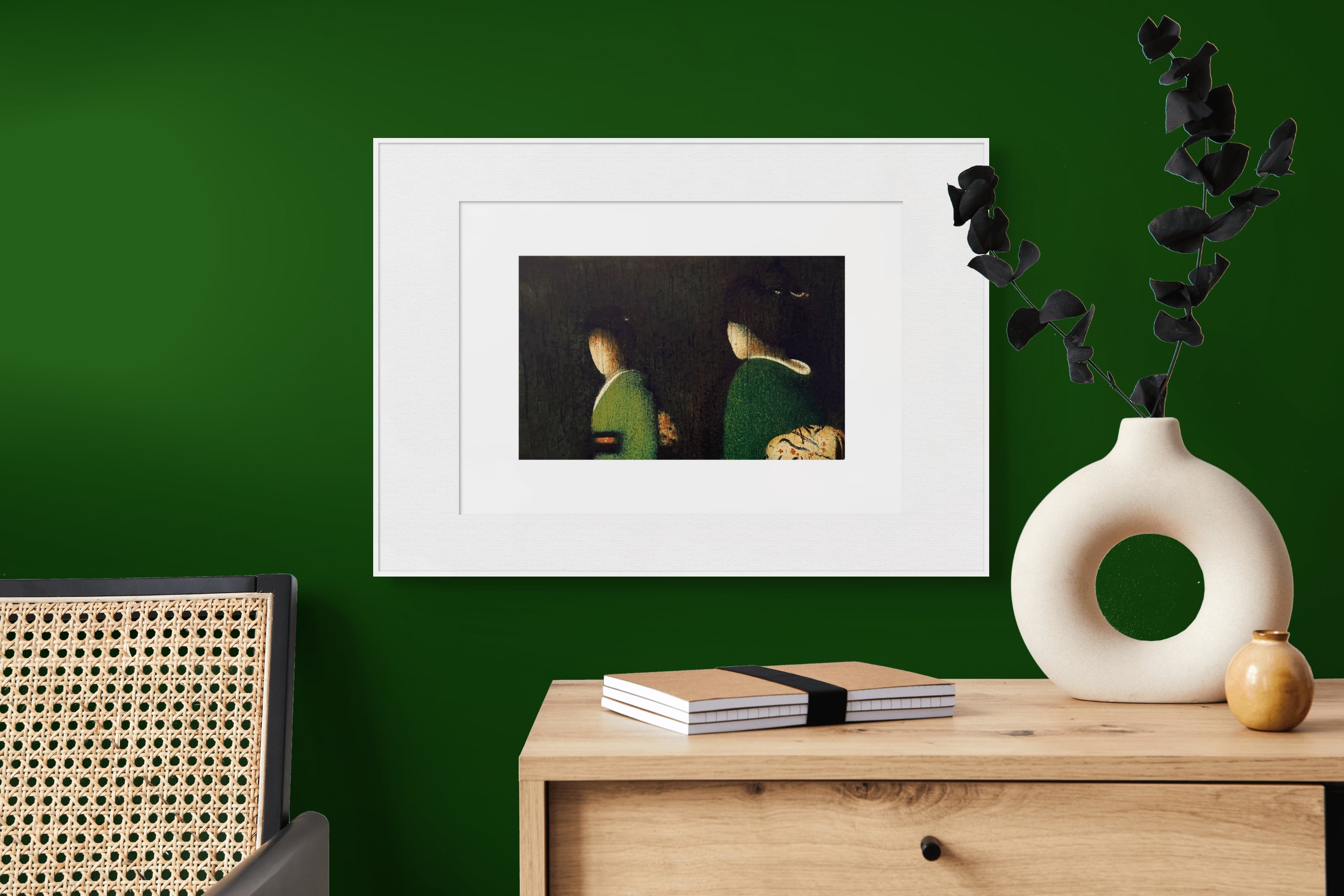 Gerahmte Radierung "Heart of the Night" von Stephen Lawlor – Gerahmtes Figurenbild an dunkelgrüner Wand über Holzsideboard mit weißer Vase.