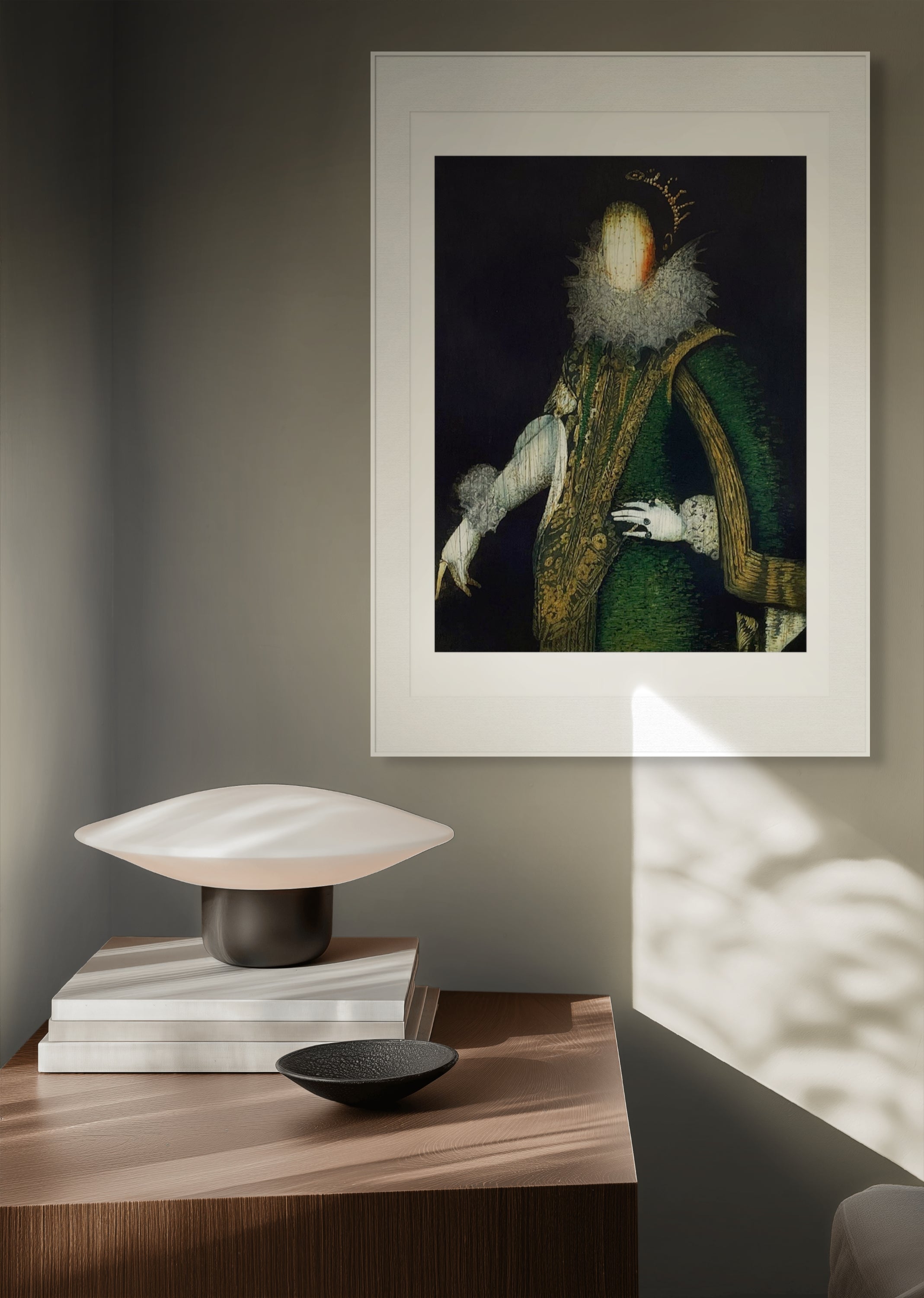 Gerahmte Radierung "Juana" von Stephen Lawlor – Gerahmtes Figurenbild an grauer Wand über Holztisch mit Lampe und Schale, ca. 45 x 60 cm.