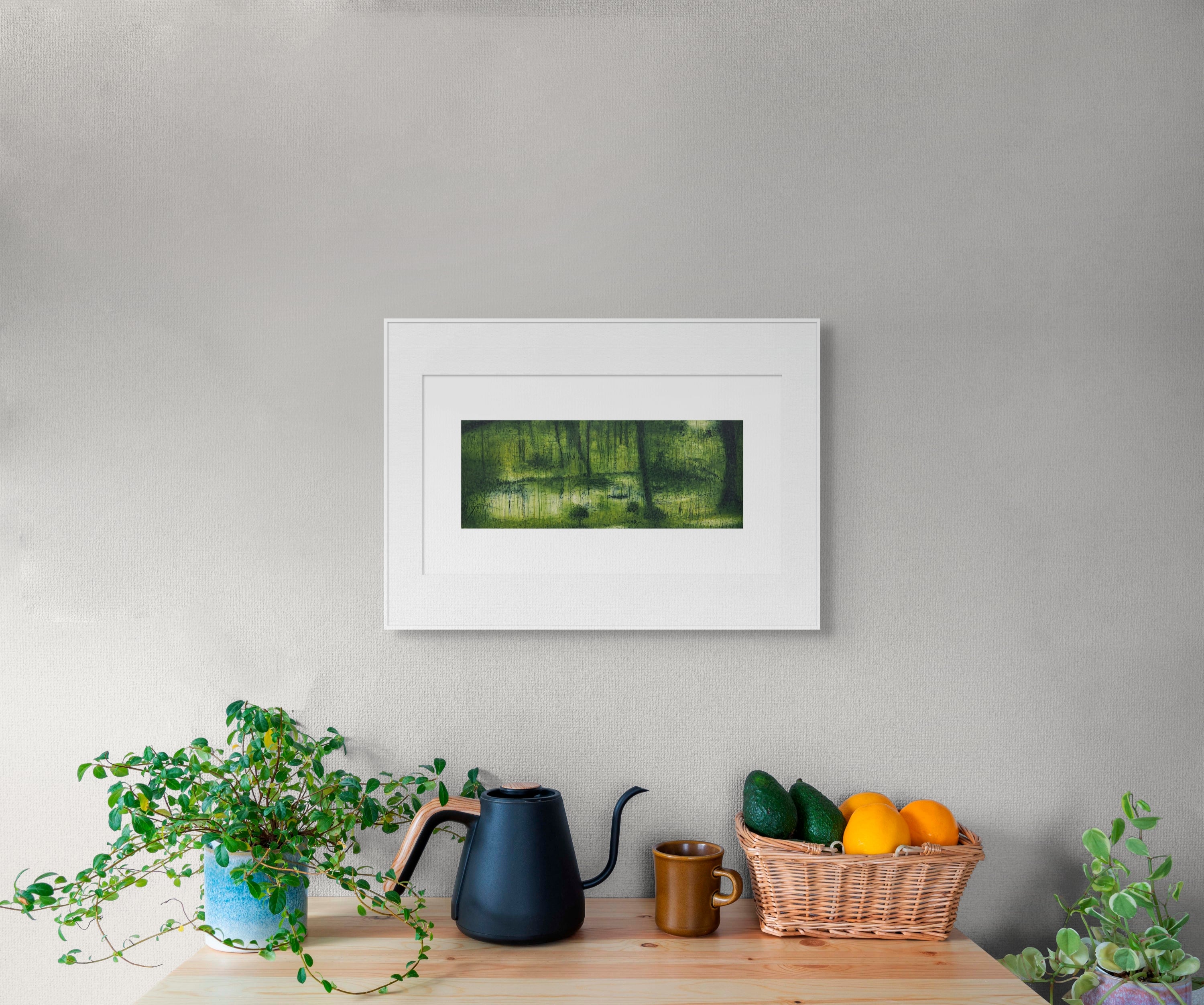 Gerahmte Radierung "Saihoji" von Stephen Lawlor – Gerahmtes Querformatbild an heller Wand über Holztischplatte mit Wasserkessel, Pflanze und Obst.