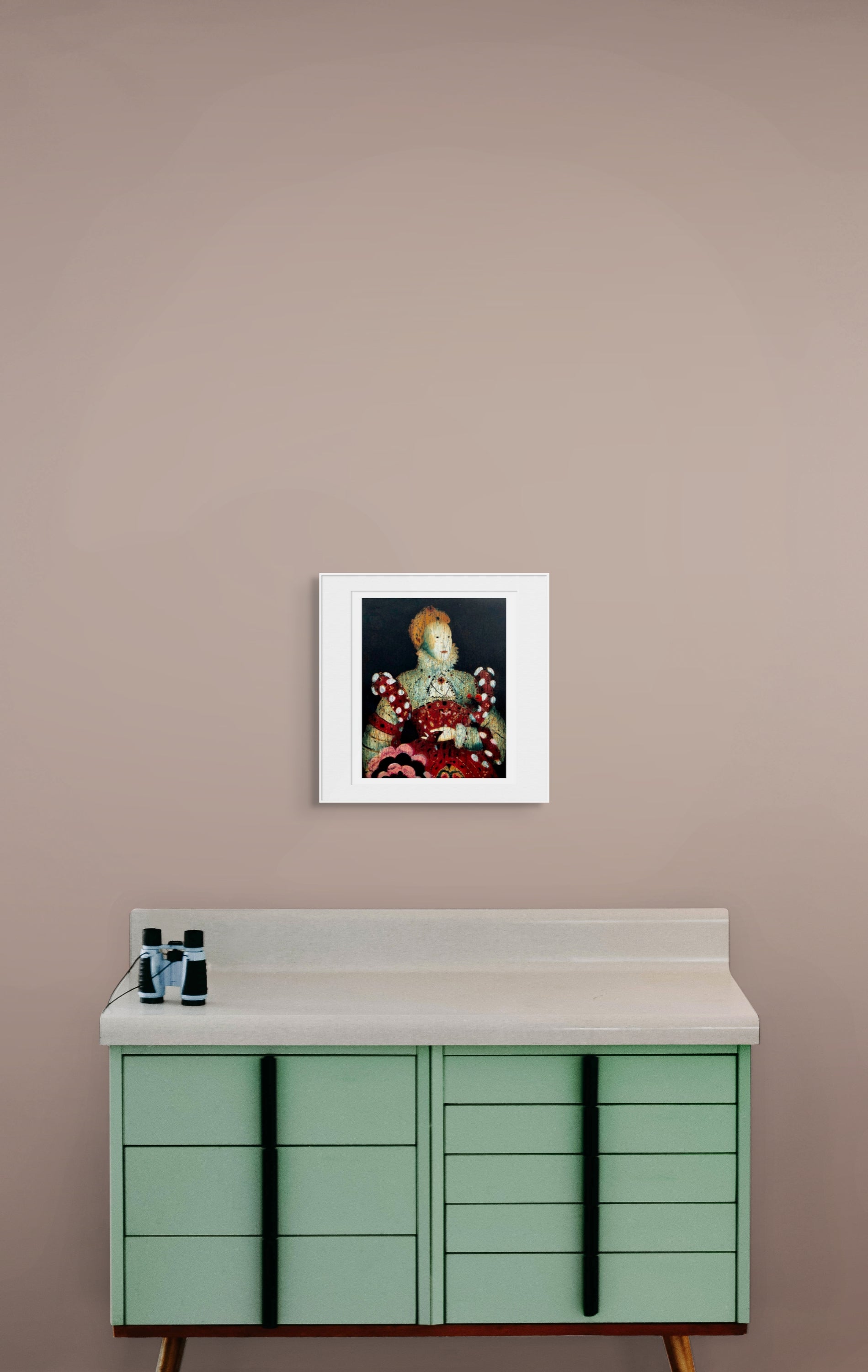Gerahmte Radierung "And England's Dreaming" von Stephen Lawlor – Gerahmtes Frauenportrait an rosa Wand über mintgrünem Sideboard.