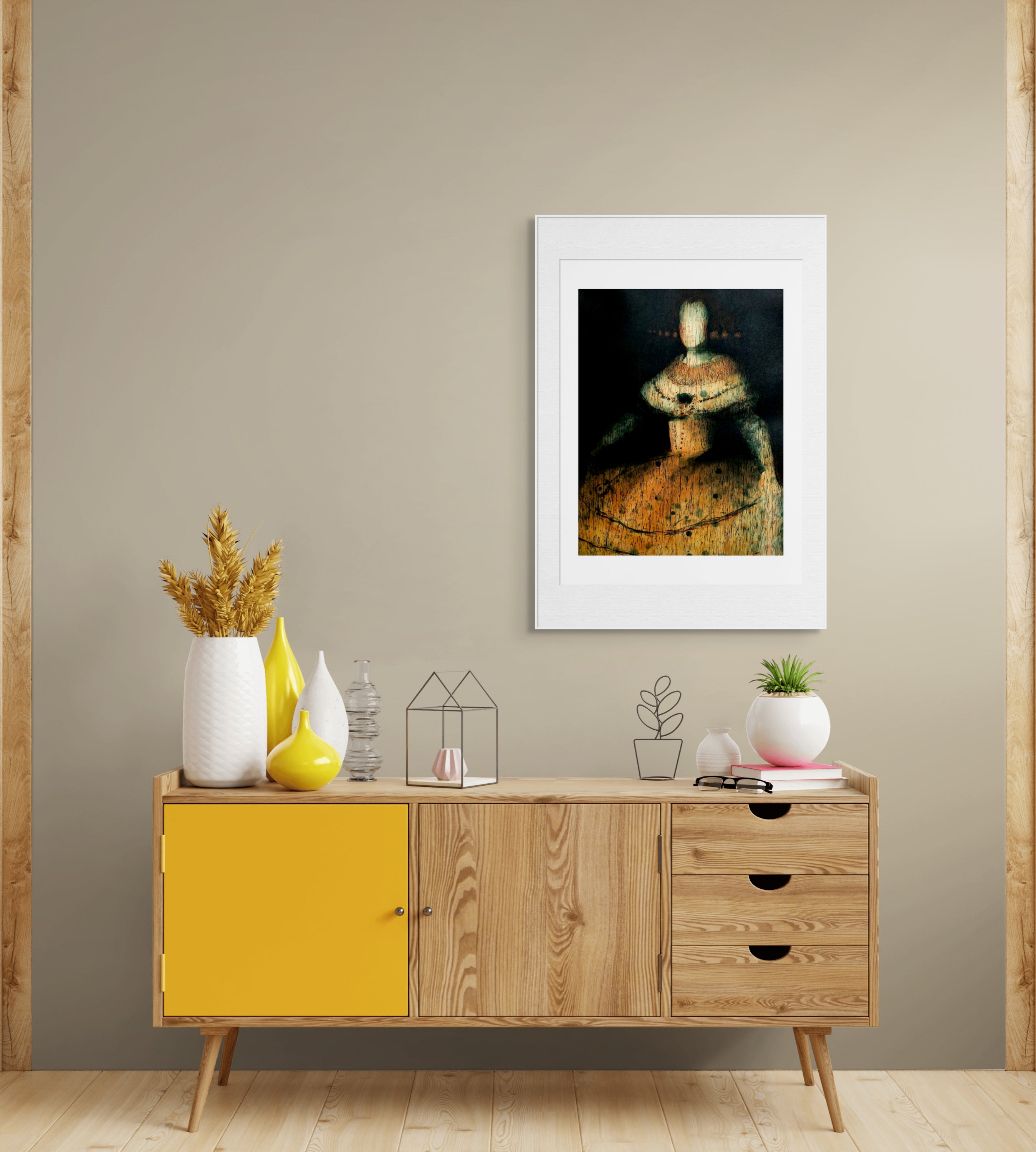 Gerahmte Radierung "Infanta" von Stephen Lawlor – Gerahmtes Figurenbild an beiger Wand über Holzsideboard mit gelben Akzenten.
