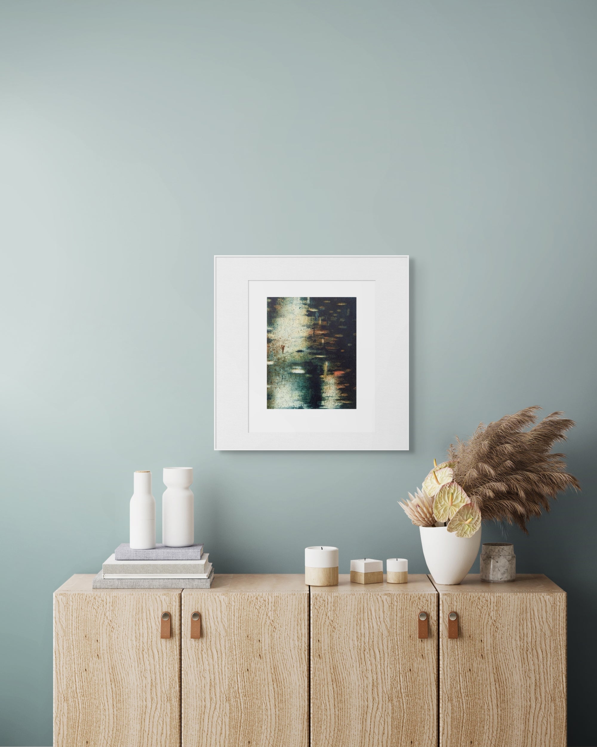 Gerahmte Radierung "Sleuth Wood" von Stephen Lawlor – Gerahmtes Bild an mintgrüner Wand über heller Holzkommode mit Vasen, Kerzen und Pampasgras.