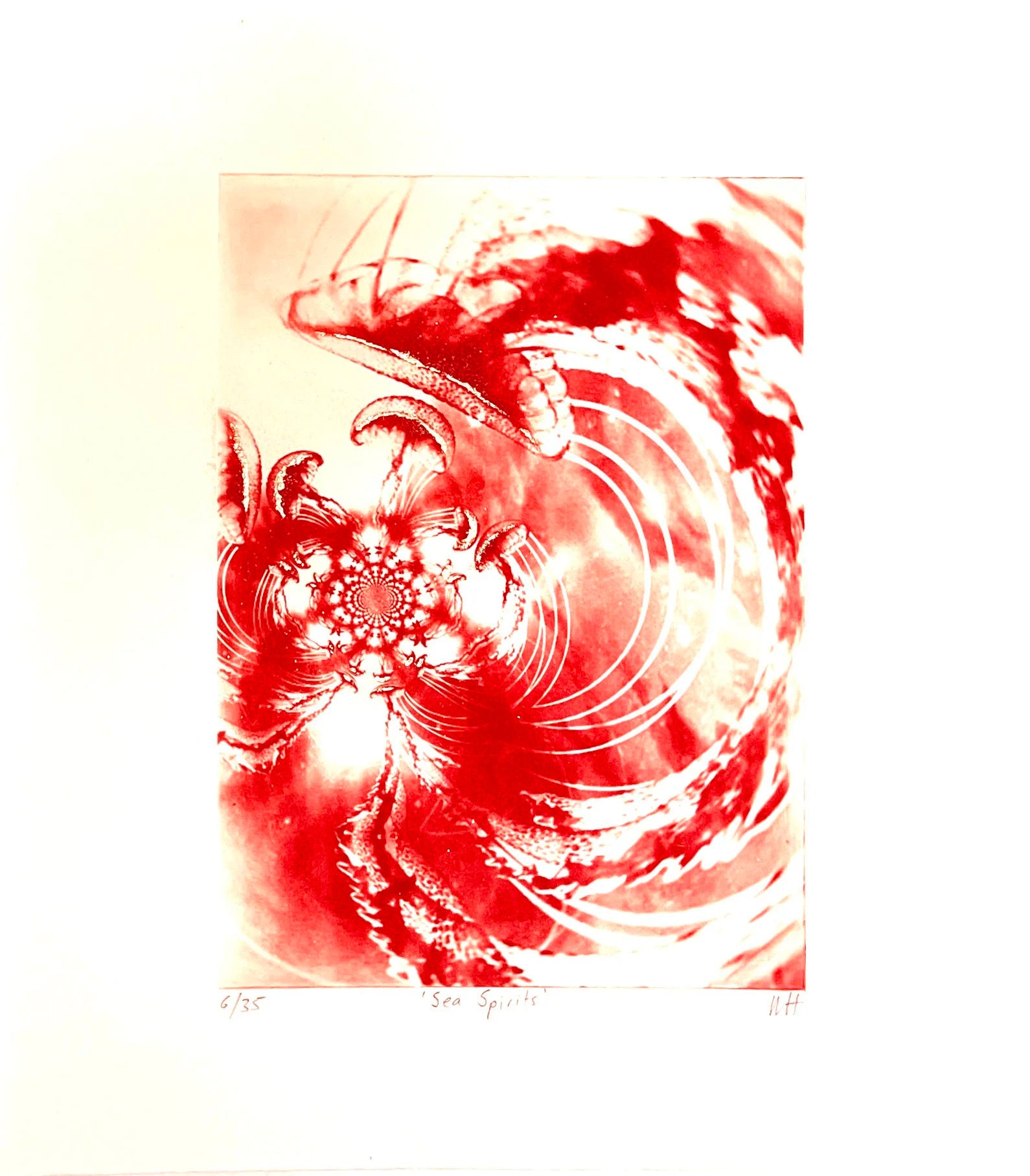 Hochformatige Komposition mit Quallen- und Strahlenformen in Rot, Titelzeile unten. Radierung "Sea Spirits" von Michelle Hinshelwood.