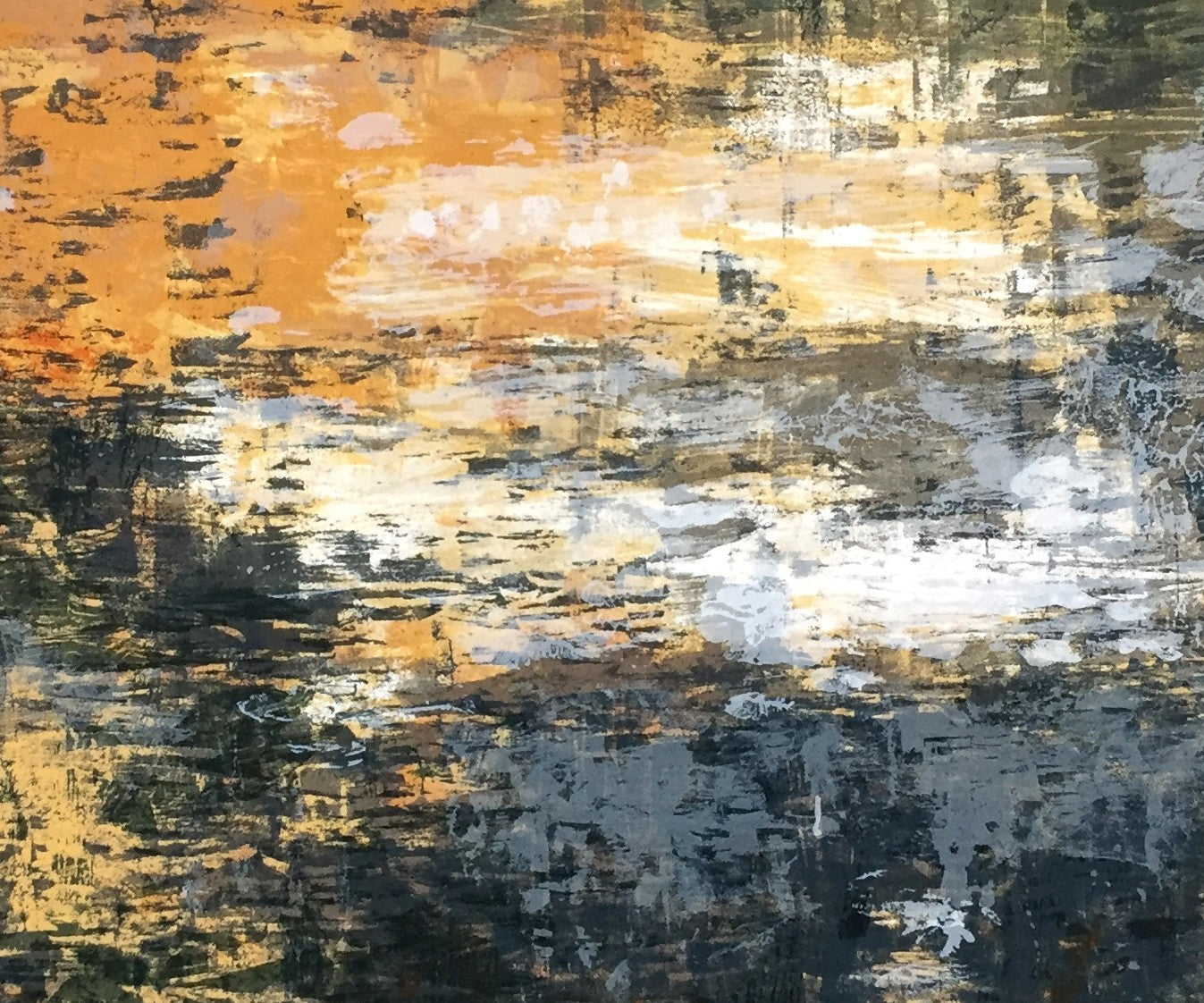 Detail: Ausschnitt mit orangem Lichtfeld und grauen Spiegelungen über dunkler Fläche. Siebdruck "Antwerp (2nd State)" von Stephen Lawlor.