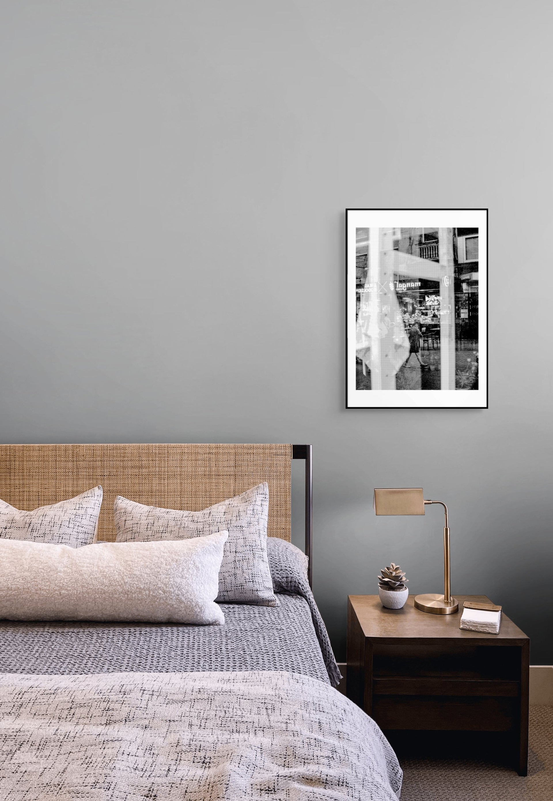 Gerahmte Siebdruck "Echo Surfaces 1" von Antonia Reber – Schwarz gerahmte Schwarzweiß-Straßenfotografie mit Mehrfachbelichtung an grauer Wand über.