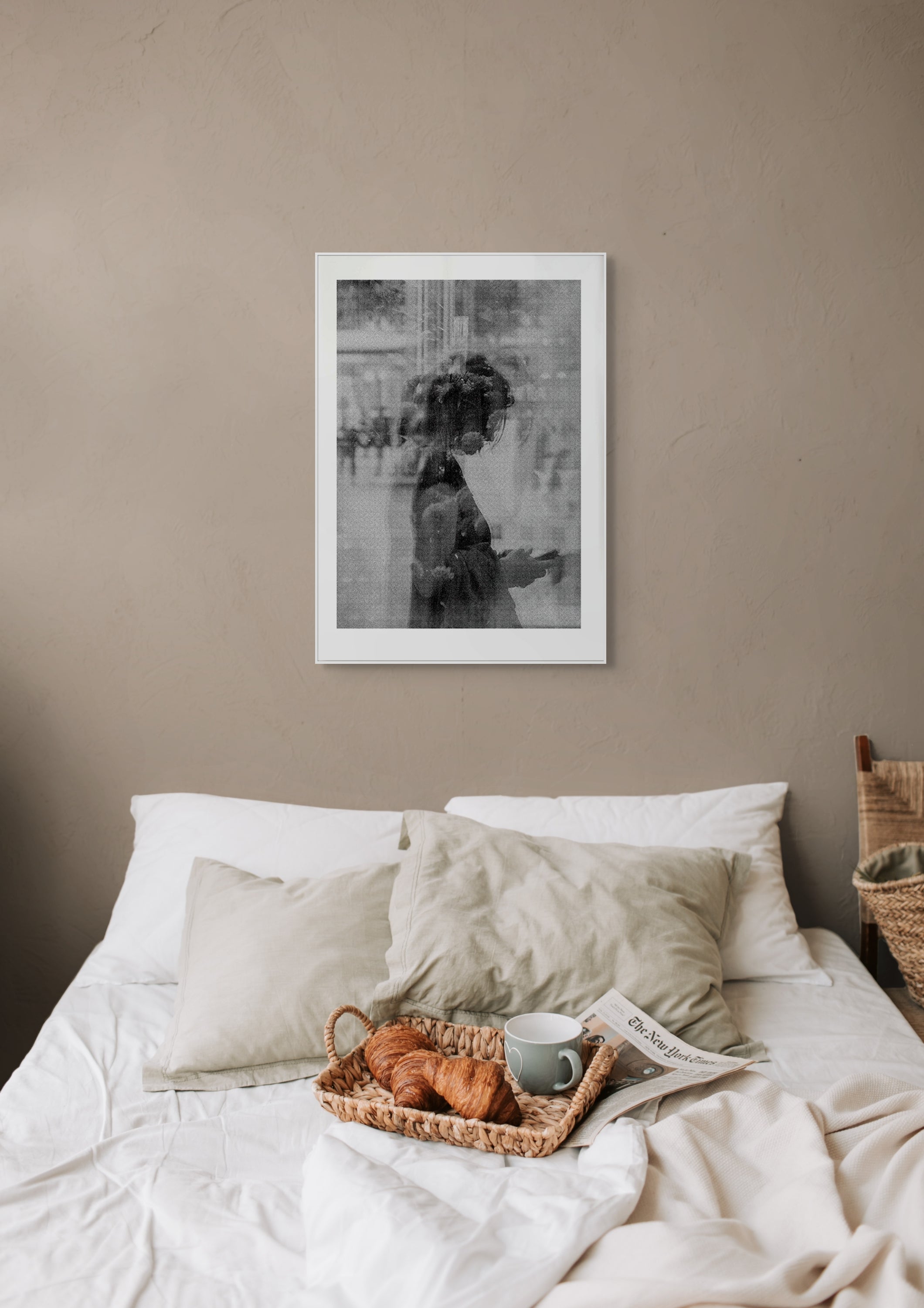 Gerahmte Siebdruck "Echoes" von Antonia Reber – Weiß gerahmte Schwarzweiß-Aufnahme einer Person im Profil mit Doppelbelichtung über Bett mit Table.