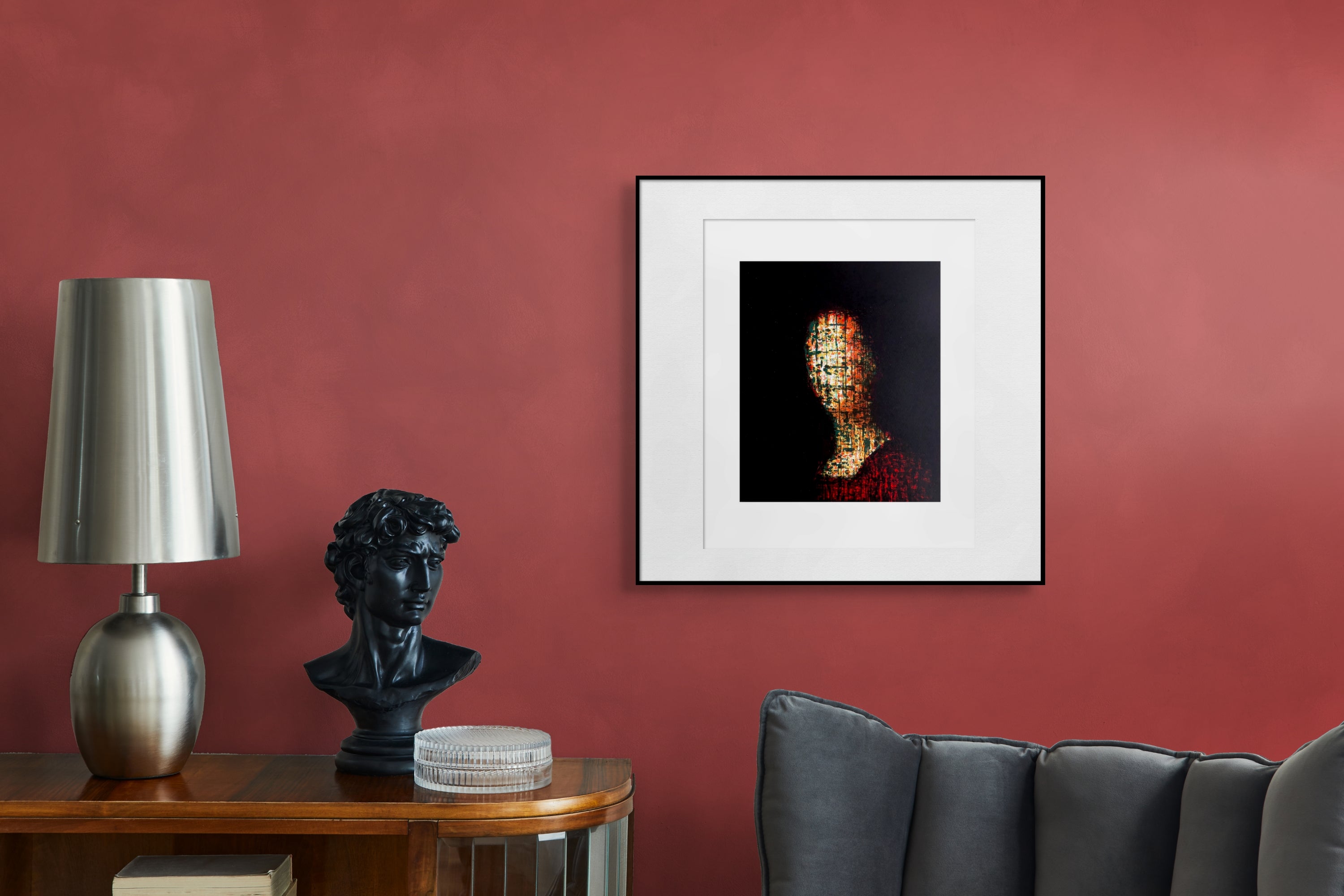 Siebdruck gerahmt in Schwarz an roter Wand neben Büste [mockup-schwarz]