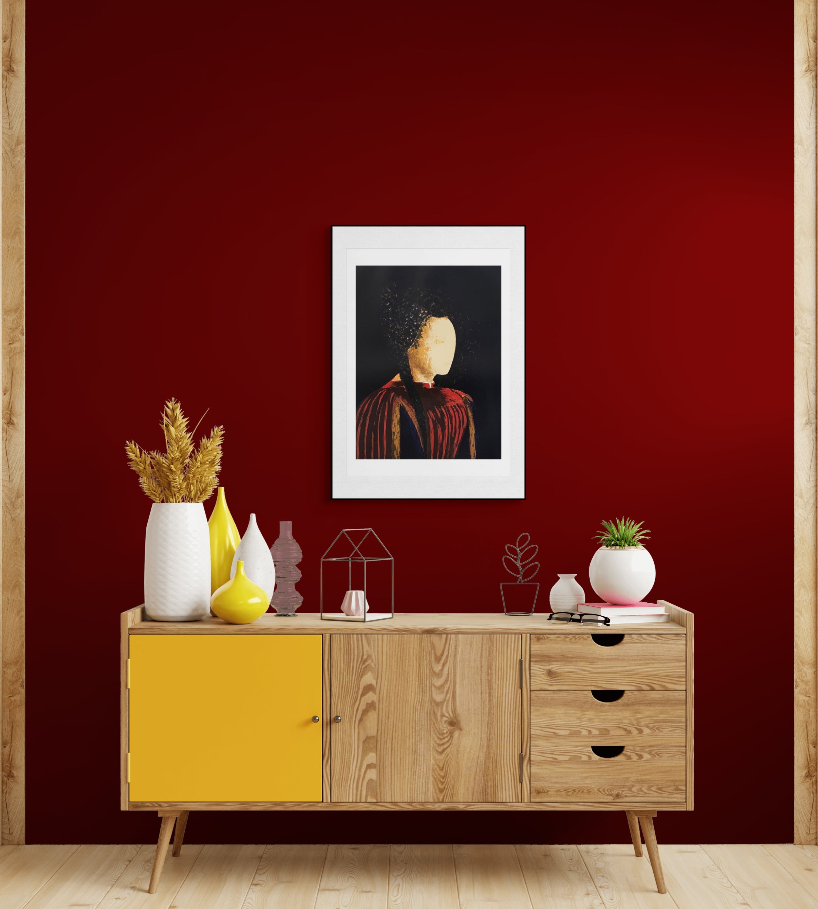 Gerahmte Siebdruck "Clarice" von Stephen Lawlor – Gerahmtes Portrait an dunkelroter Wand über Holzsideboard mit gelben Akzenten.