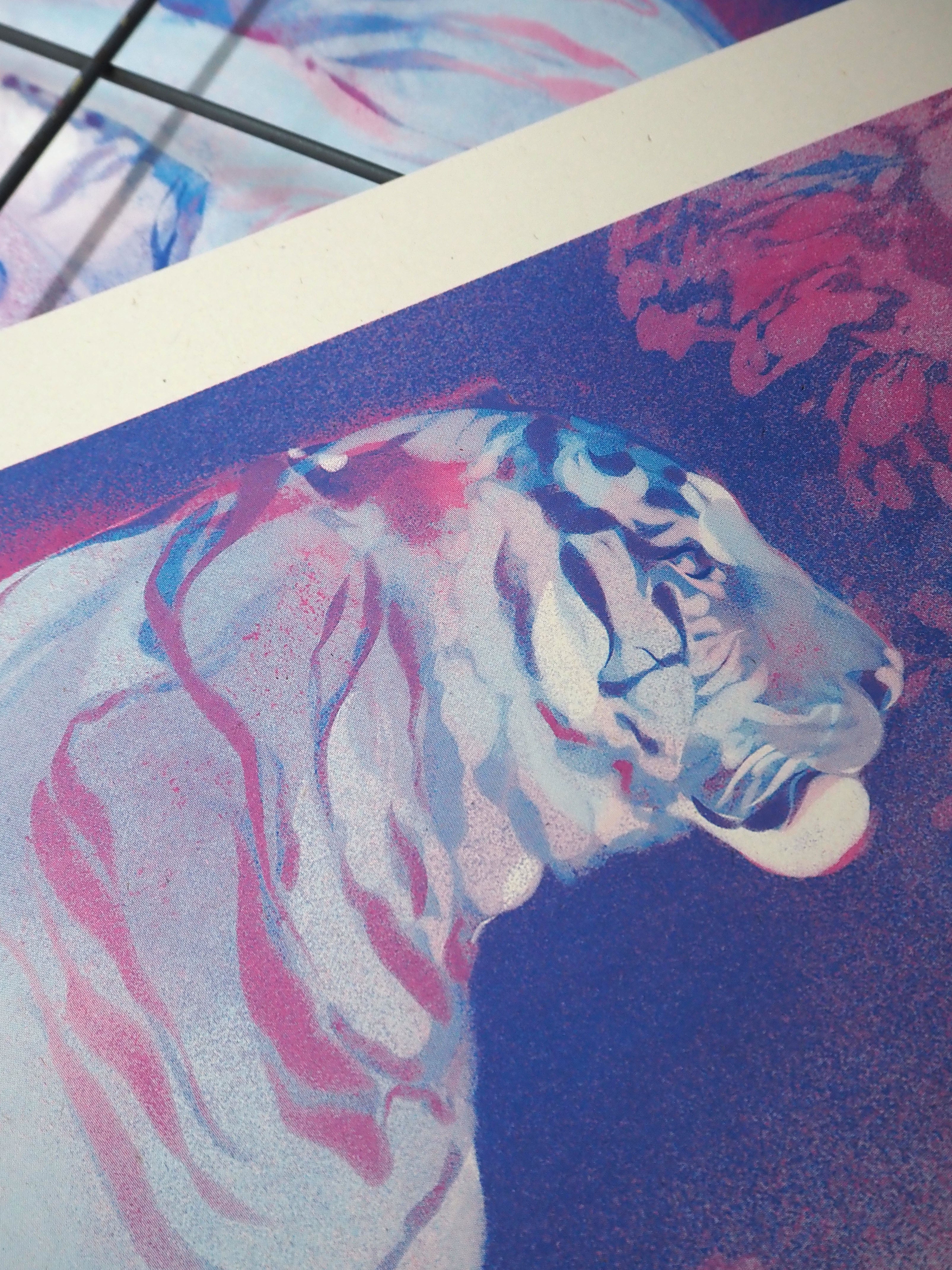 Detail: Detailansicht Tigerkopf in pink-blauer Farbgebung in anderer Druckschicht. Siebdruck "Tiger in the Bear Rainforest" von Georgia Green.