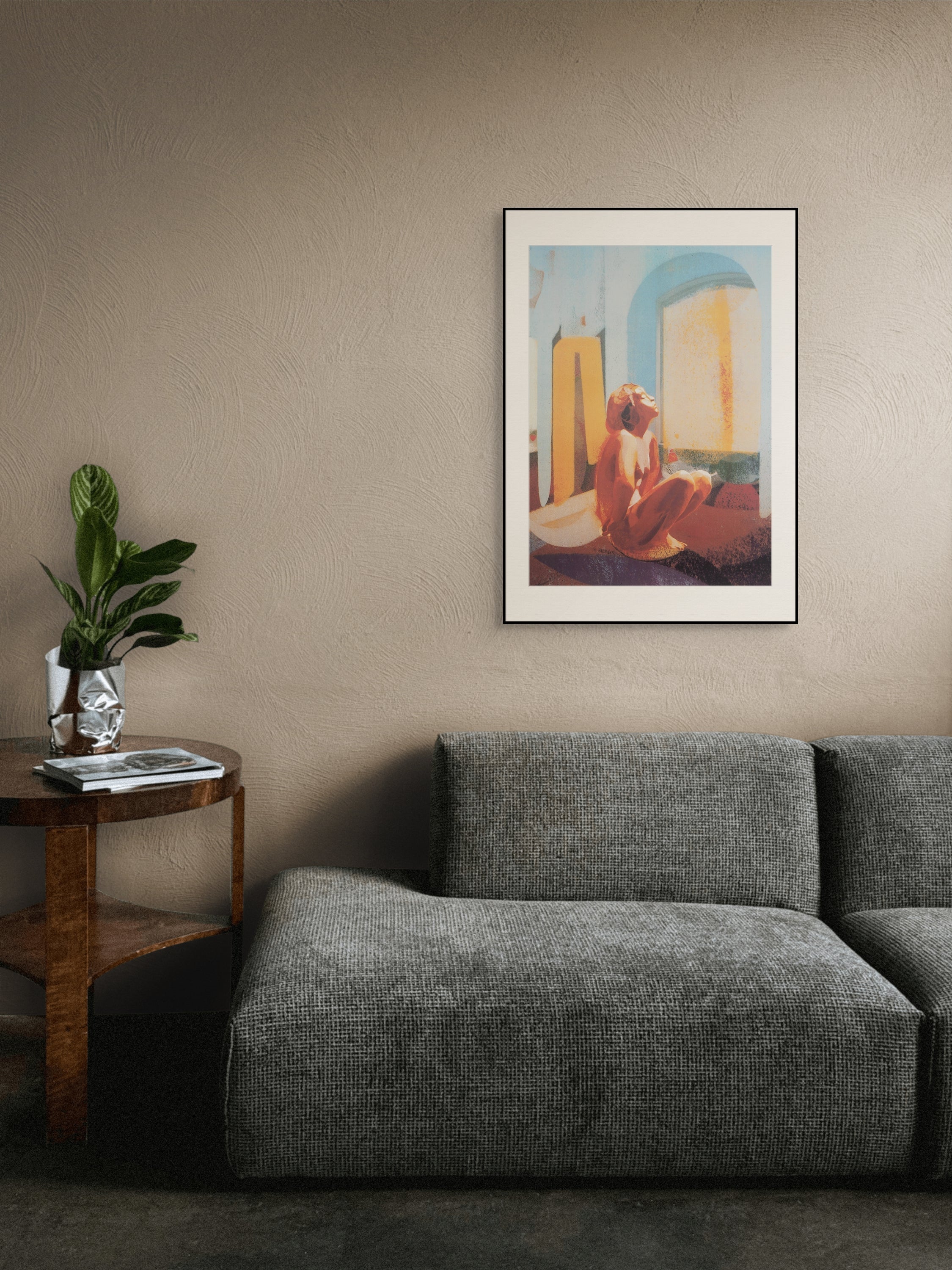 Gerahmte Siebdruck "The Other Side of Night" von Georgia Green – Gerahmter Druck mit sitzender weiblicher Aktfigur in warmen Orangetönen vor blau-ge.