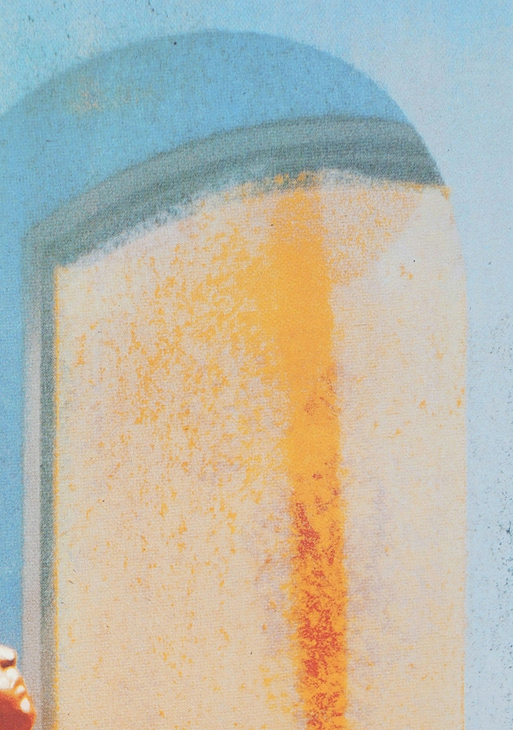 Detail: Detailansicht Bogenfenster oder Wandfläche mit gelben Farbverläufen. Siebdruck "The Other Side of Night" von Georgia Green.
