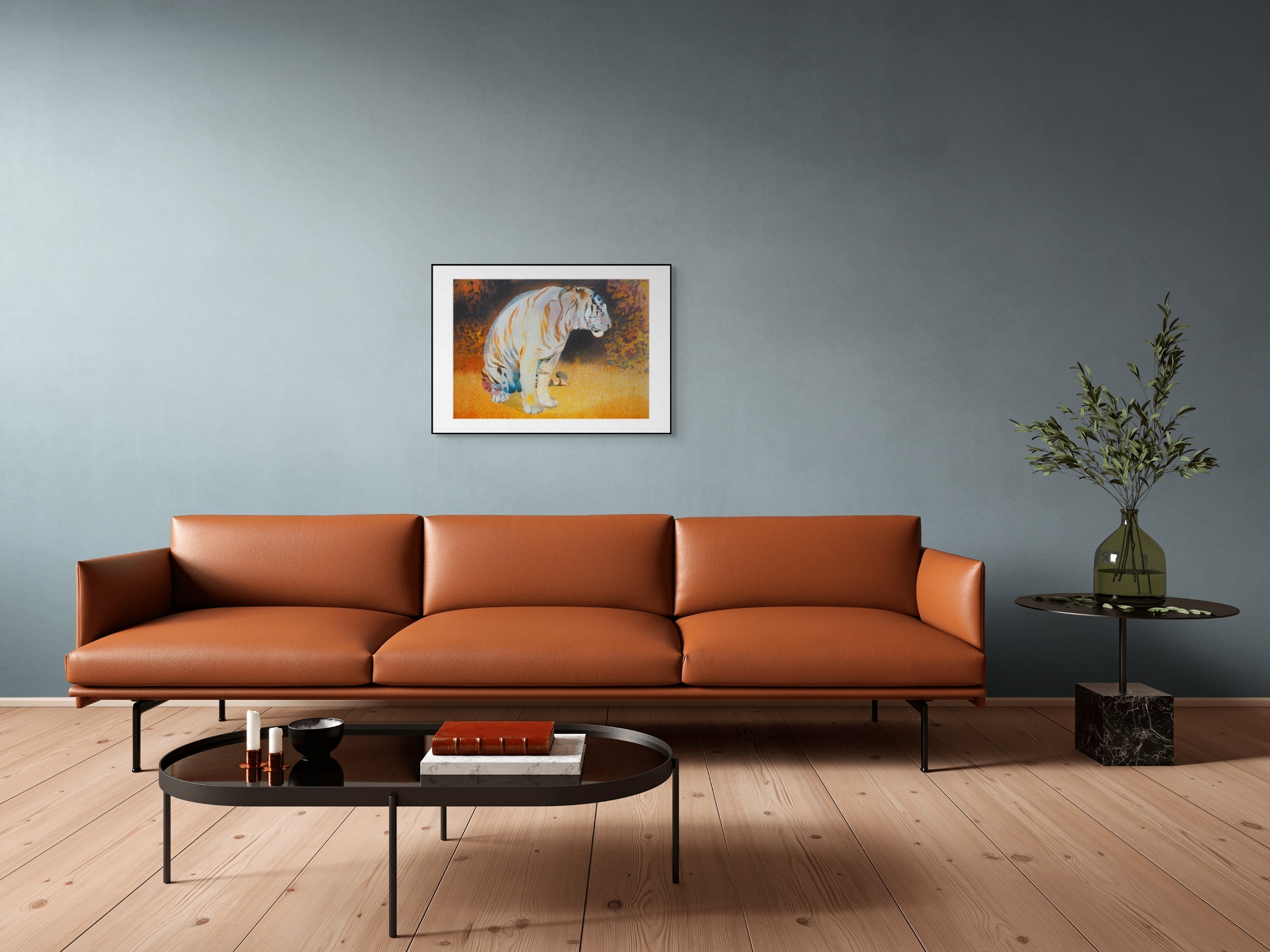 Gerahmte Siebdruck "Tiger in the Bear Rainforest" von Georgia Green – Gerahmter Druck mit sitzendem Tiger in Orange- und Gelbtönen, über Cognaclede.