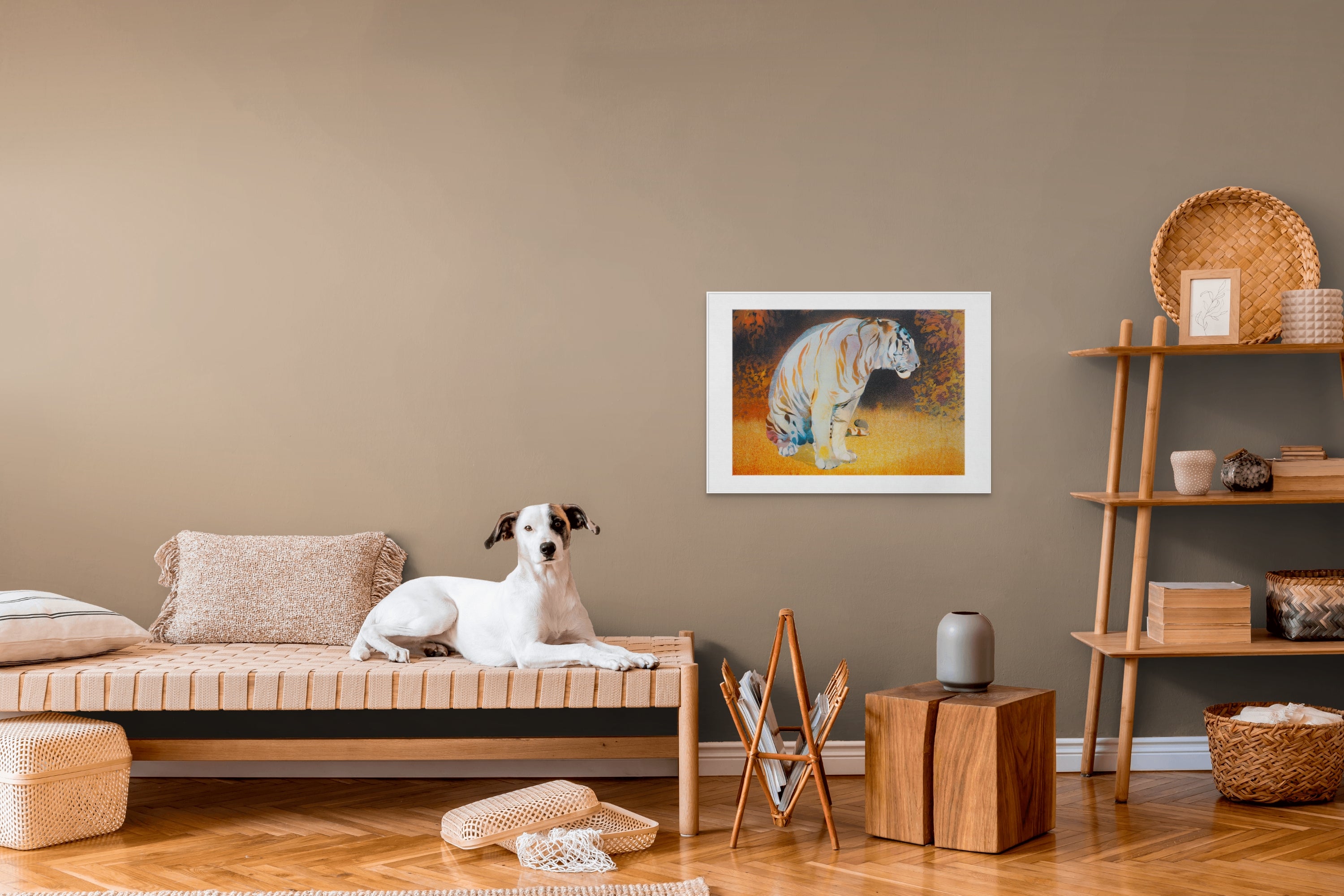 Gerahmte Siebdruck "Tiger in the Bear Rainforest" von Georgia Green – Gerahmter Druck mit sitzendem Tiger in Orange- und Gelbtönen an beiger Wand, d.