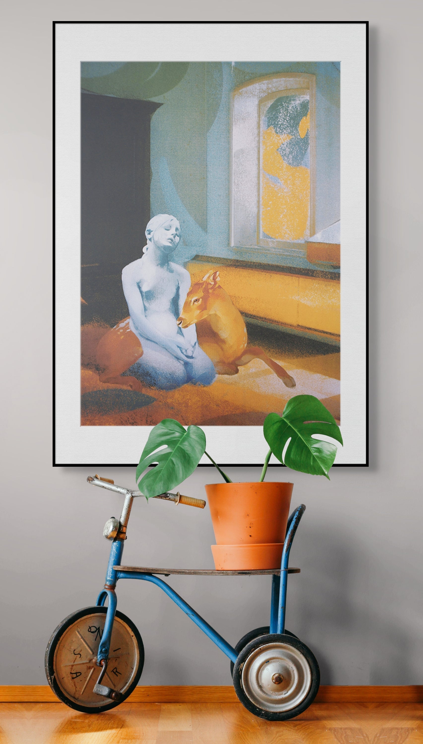 Gerahmte Siebdruck "Warm in Blü" von Georgia Green – Gerahmter Druck mit sitzender weiblicher Aktfigur in Blautönen neben einem Reh in Innenraum, a.