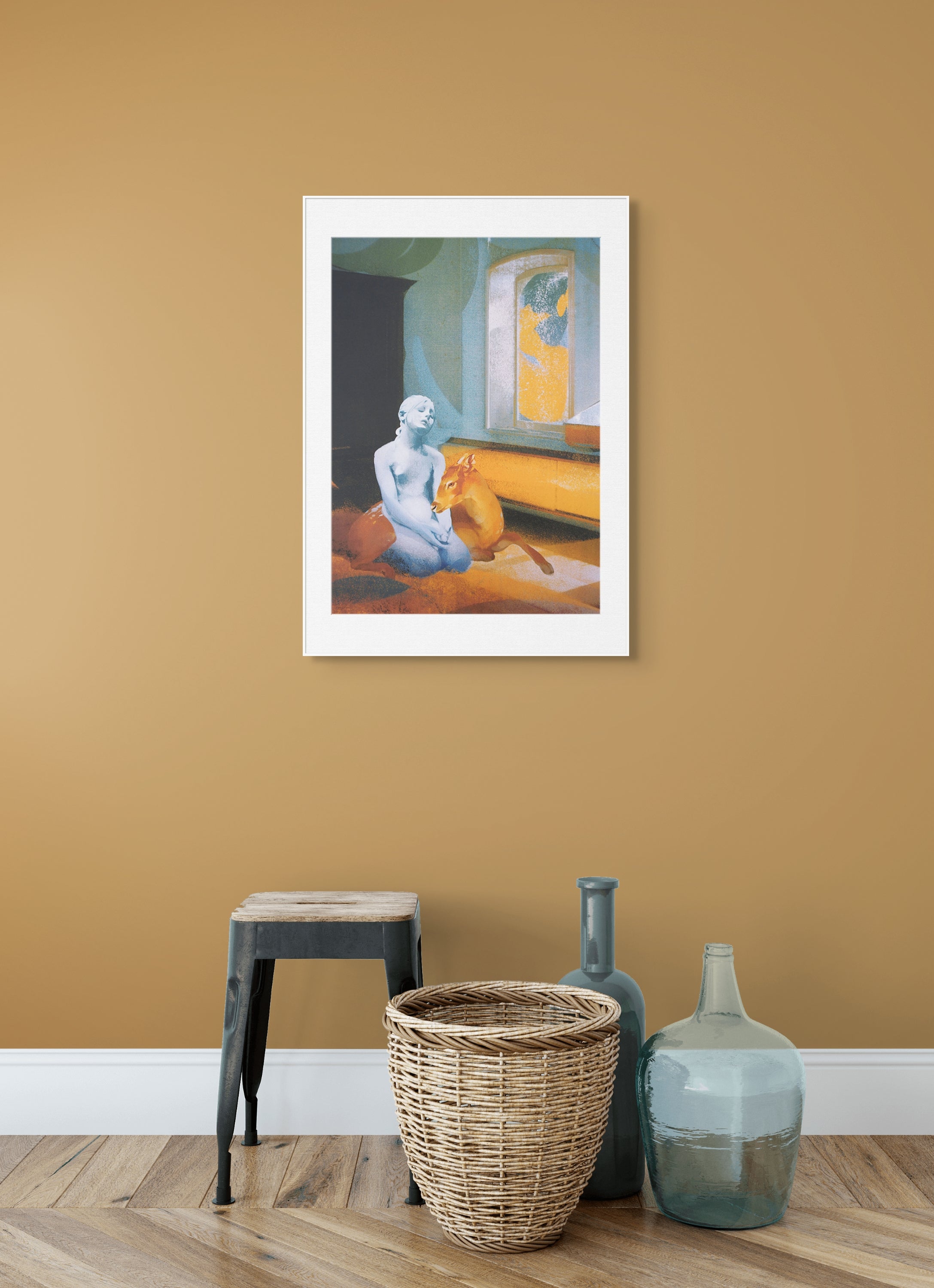 Gerahmte Siebdruck "Warm in Blü" von Georgia Green – Gerahmter Druck mit sitzender weiblicher Aktfigur in Blautönen neben einem Reh in Innenraum, a.