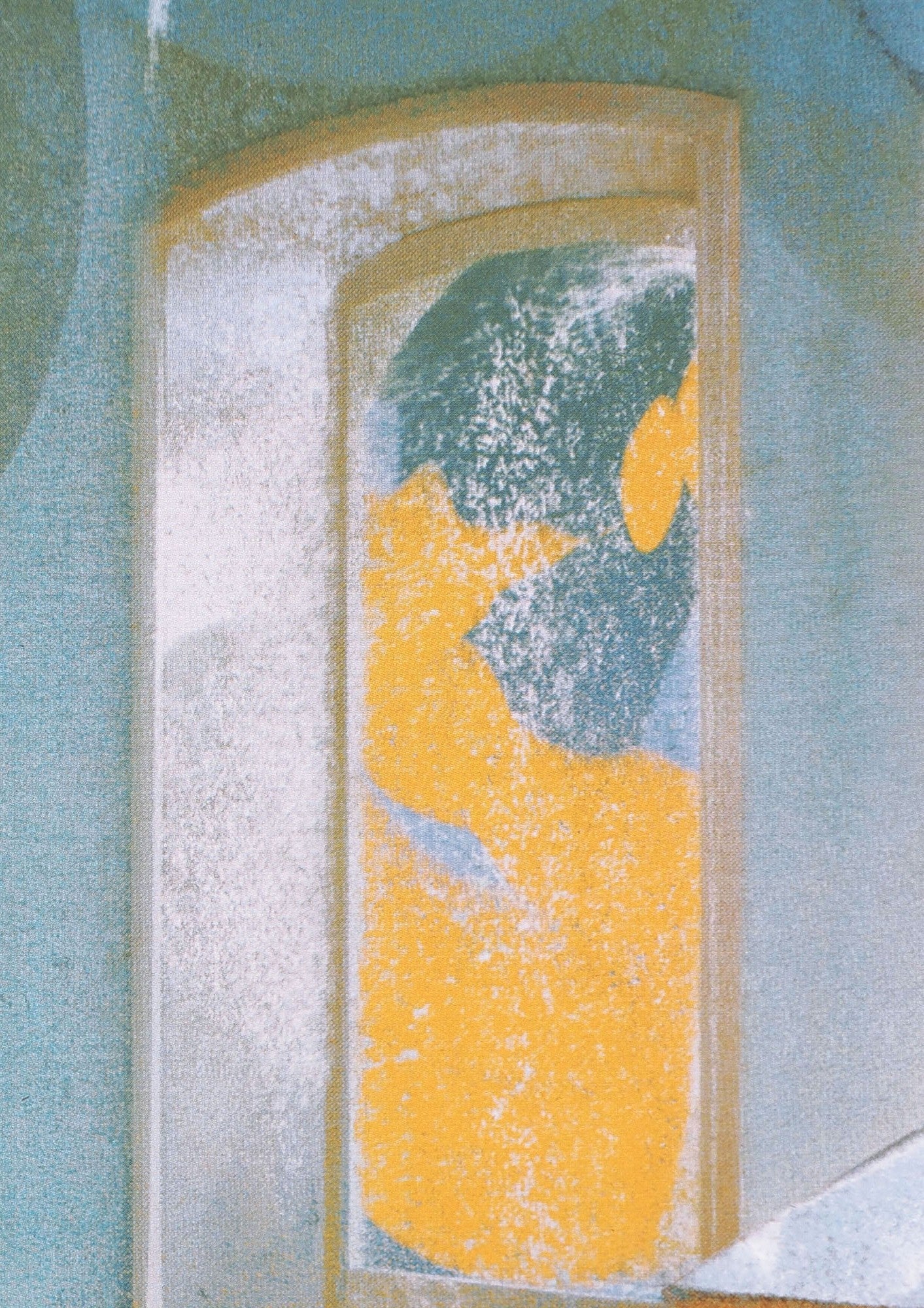 Detail: Detailansicht Fenster mit blau-gelber Flächenkomposition im Inneren. Siebdruck "Warm in Blü" von Georgia Green.