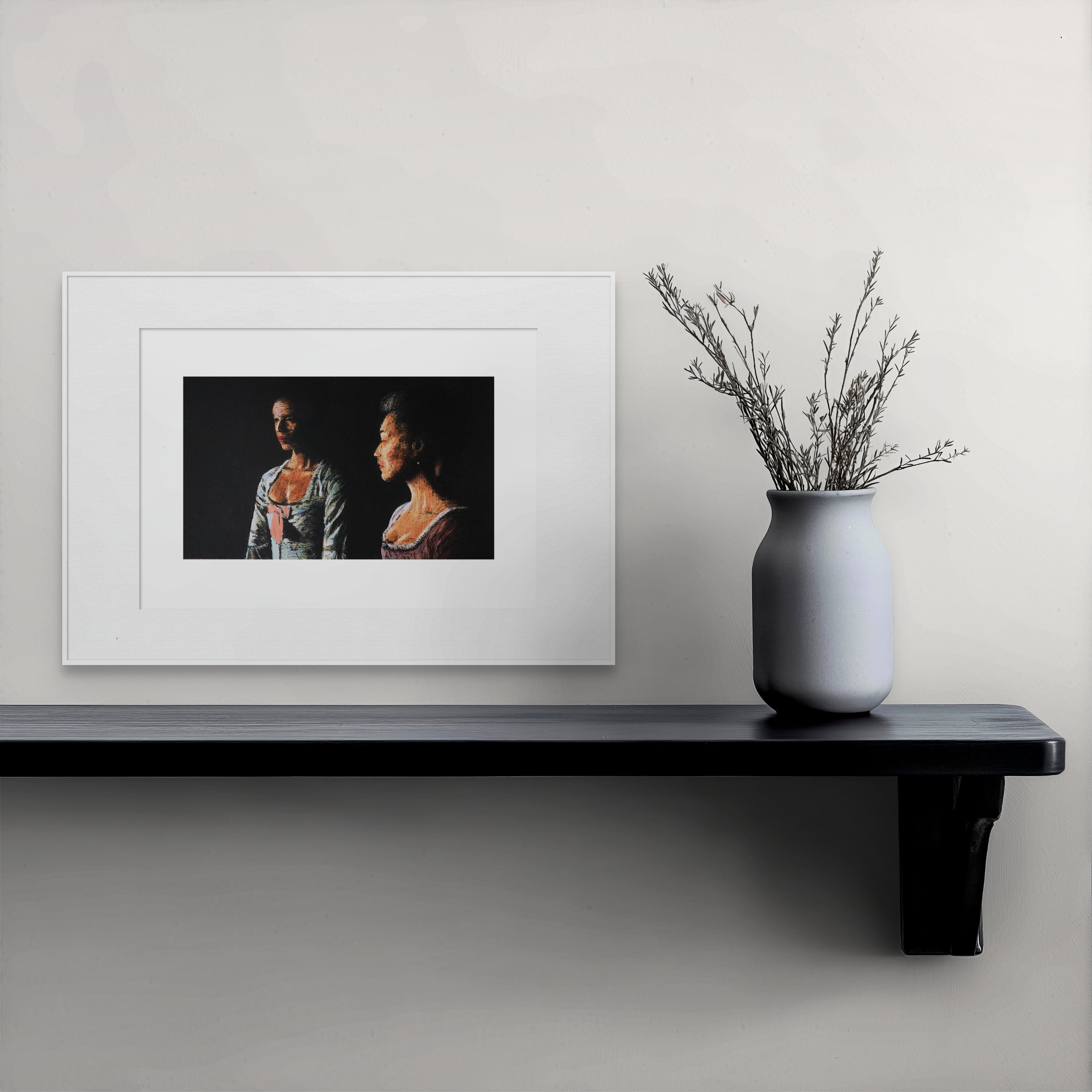 Gerahmte Siebdruck "1779" von Stephen Lawlor – Gerahmtes Doppelportrait über schwarzem Wandregal mit Vase und Zweigen, ca. 34 x 20 cm.