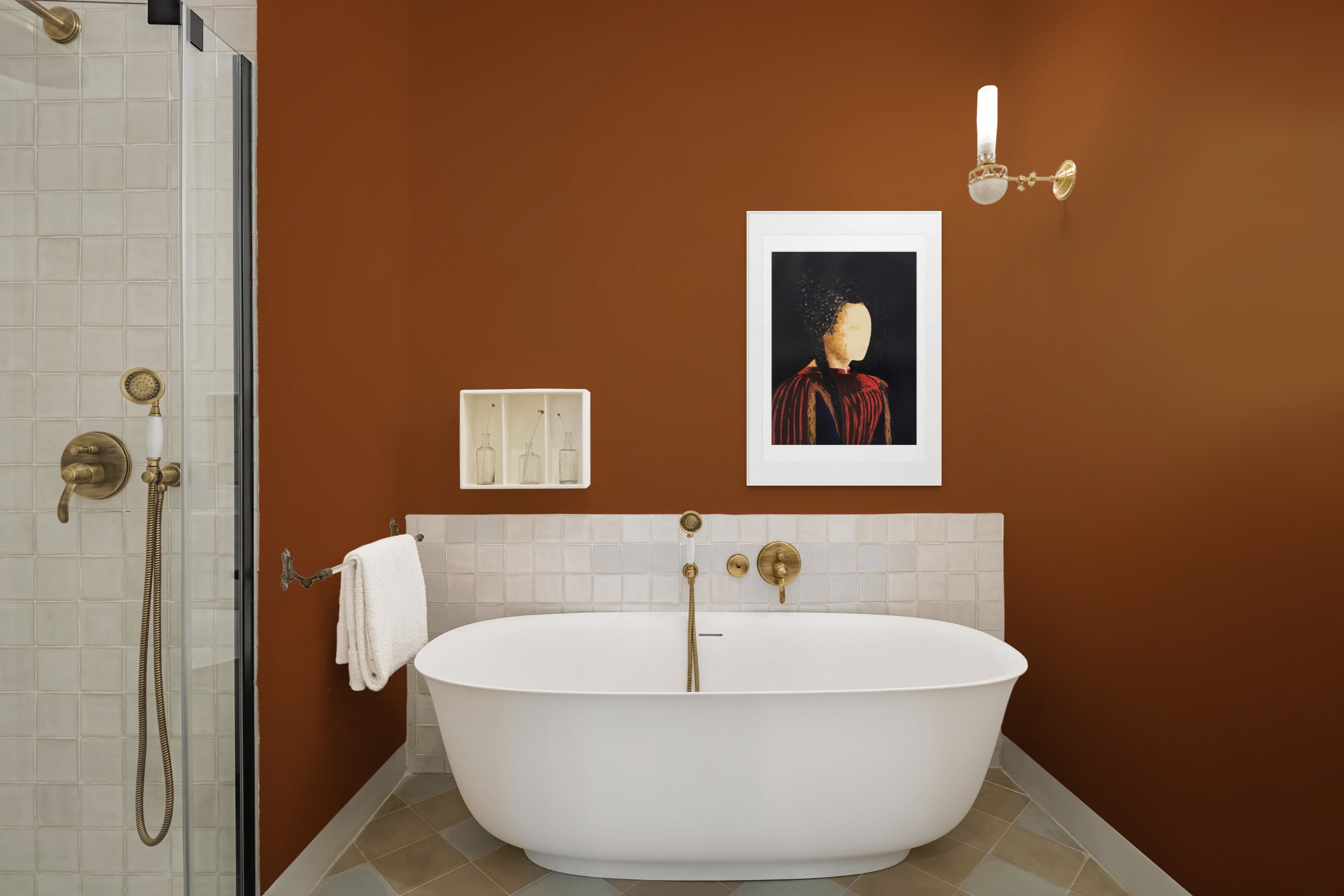 Gerahmte Siebdruck "Clarice" von Stephen Lawlor – Badezimmer mit freistehender Wanne, gerahmtes Portrait an rostroter Wand, ca. 45 x 60 cm.